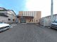 駐車場のある建物の外観