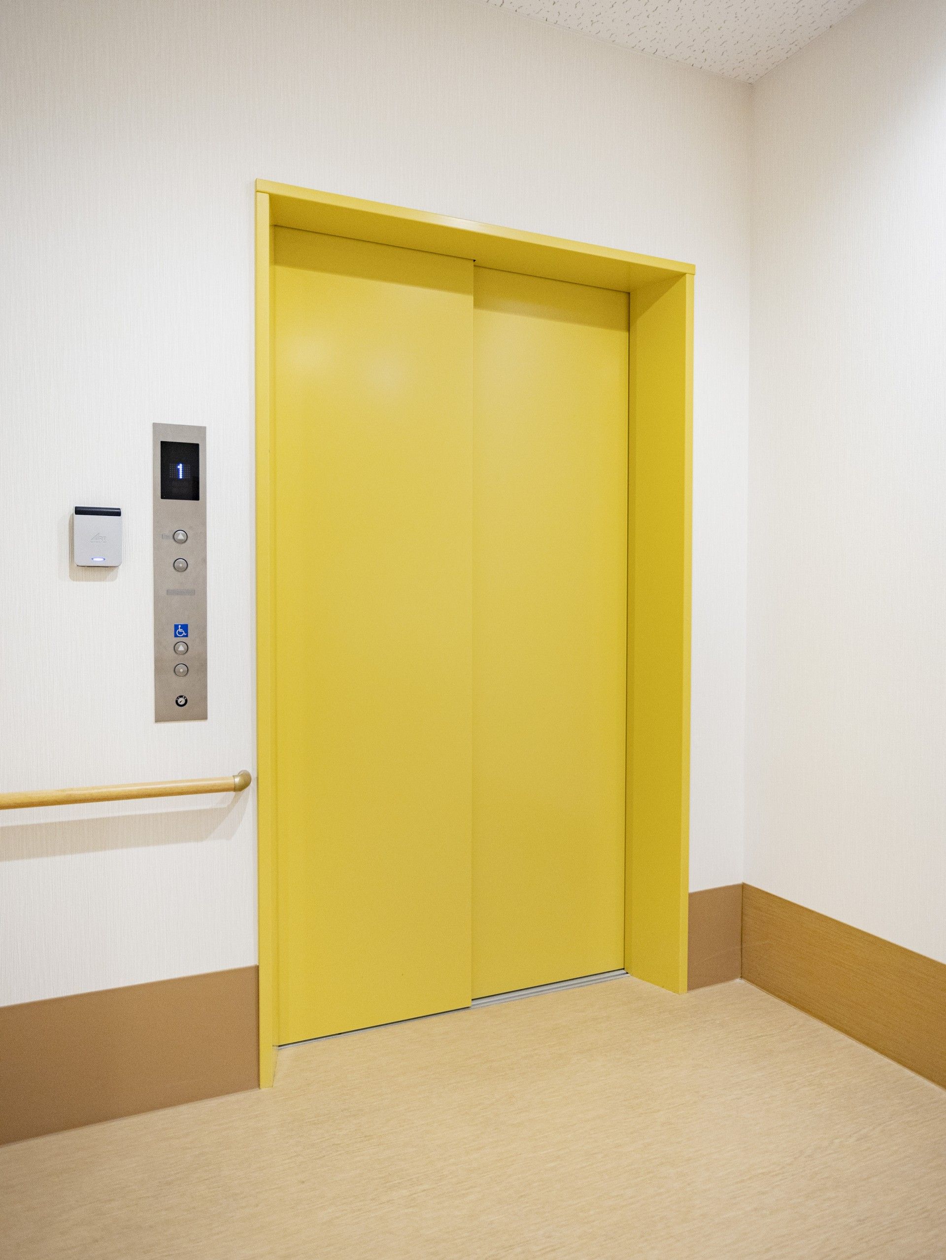 明るい黄色のエレベーター