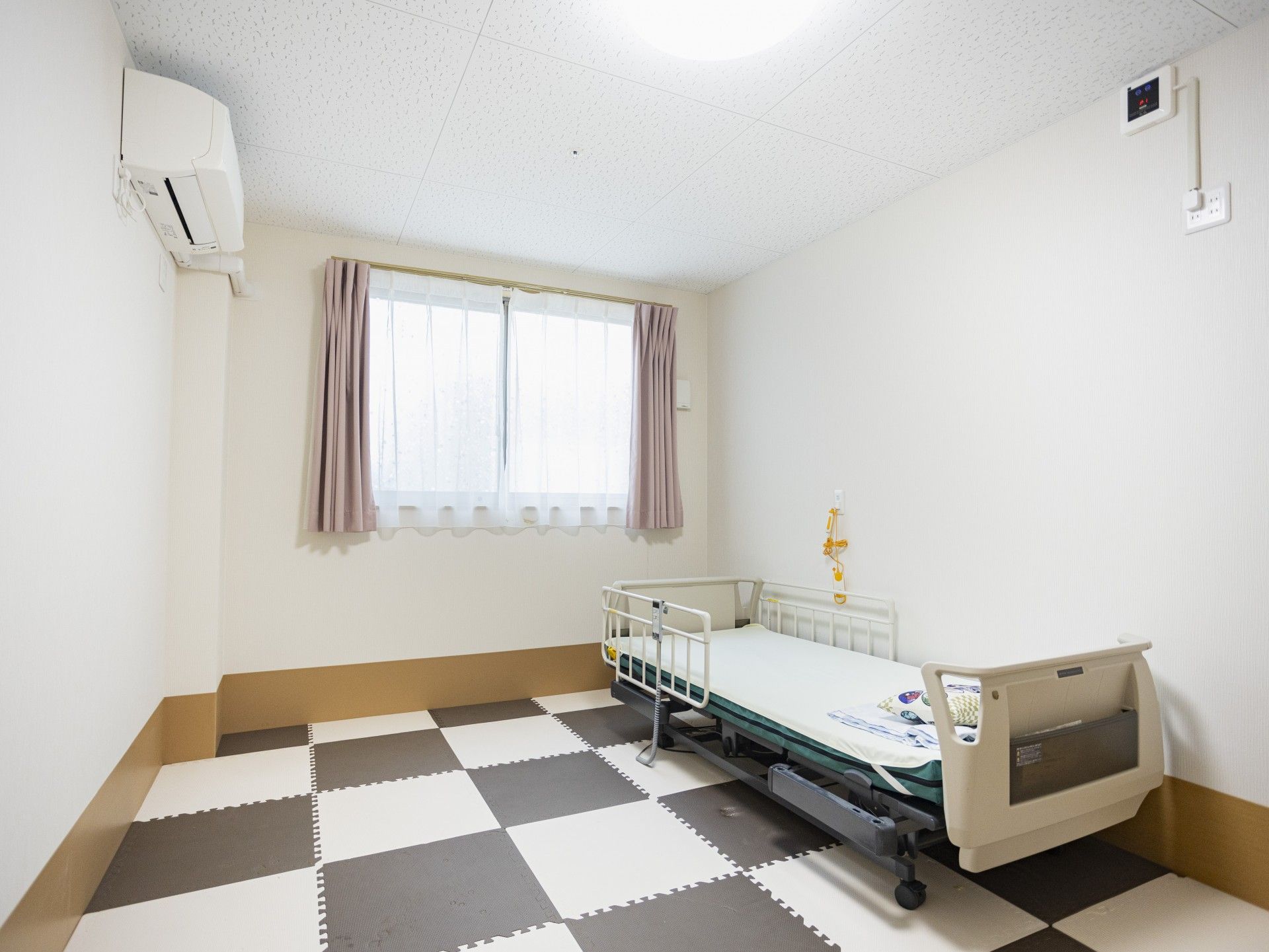 シンプルな個室のベッド