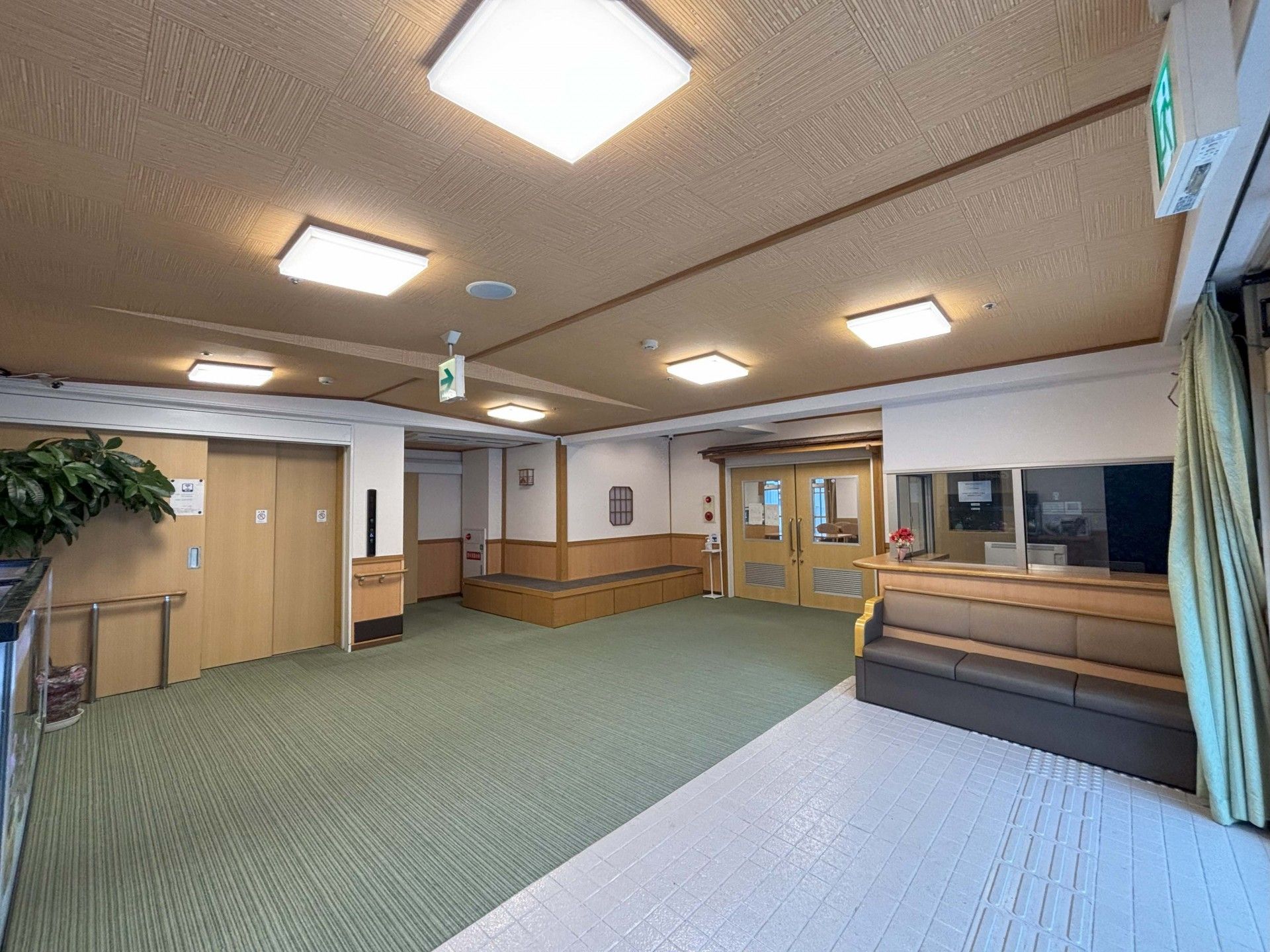 明るいエントランスホール