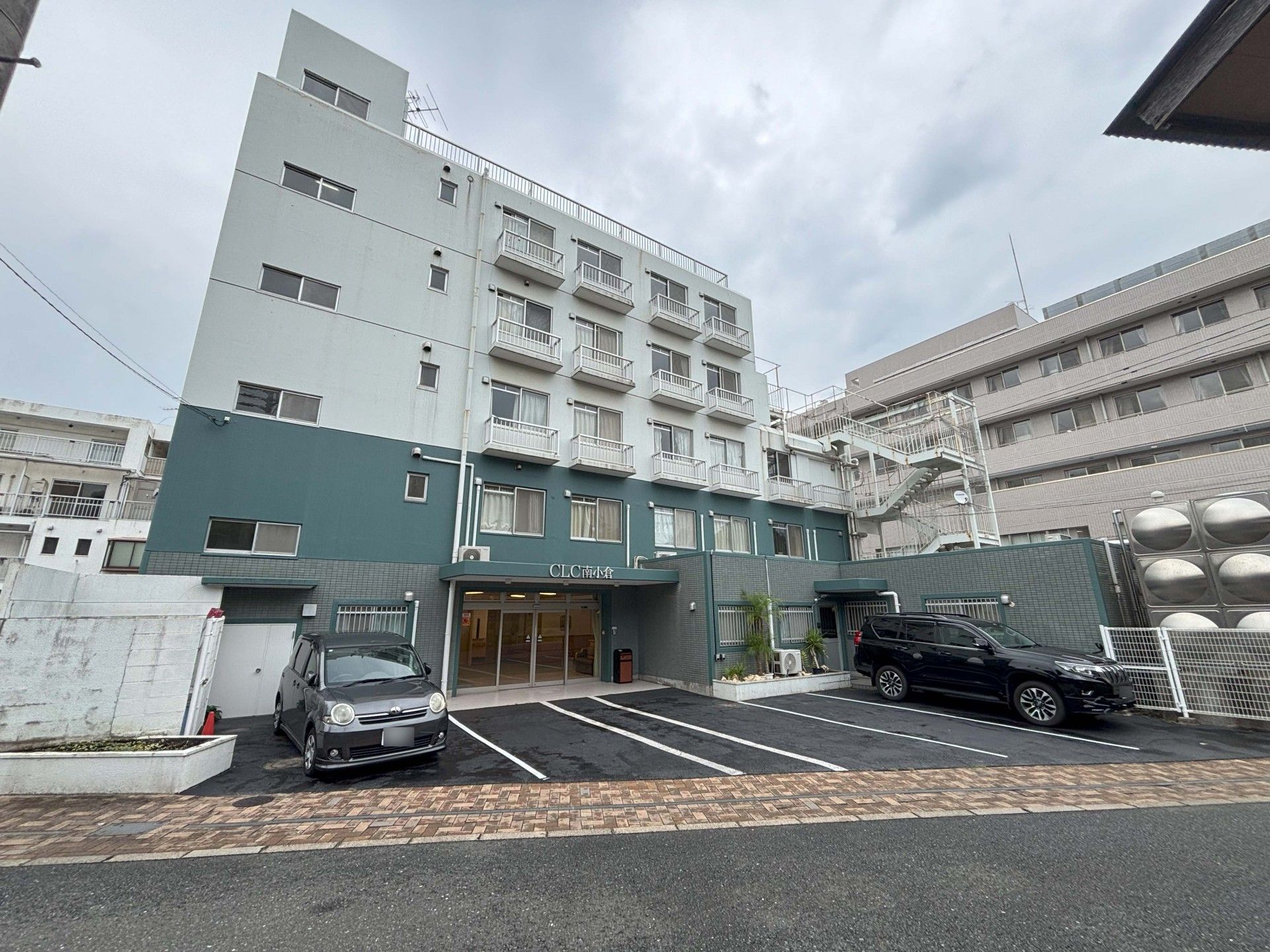 駐車場のある建物外観