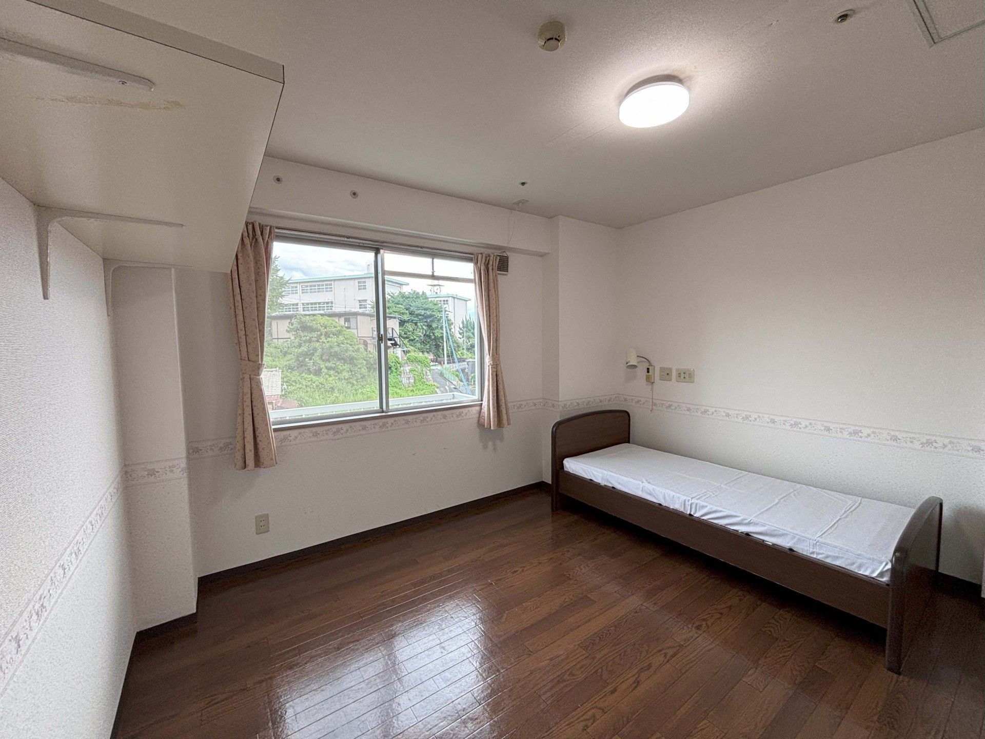 窓際のベッドがある部屋