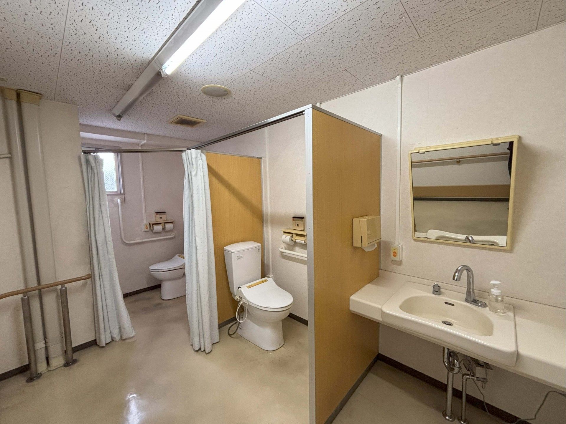 清潔なトイレと洗面所