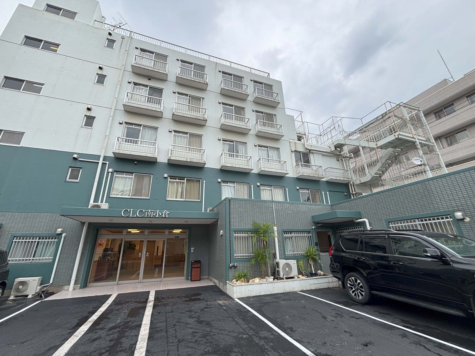 エントランス前の建物外観