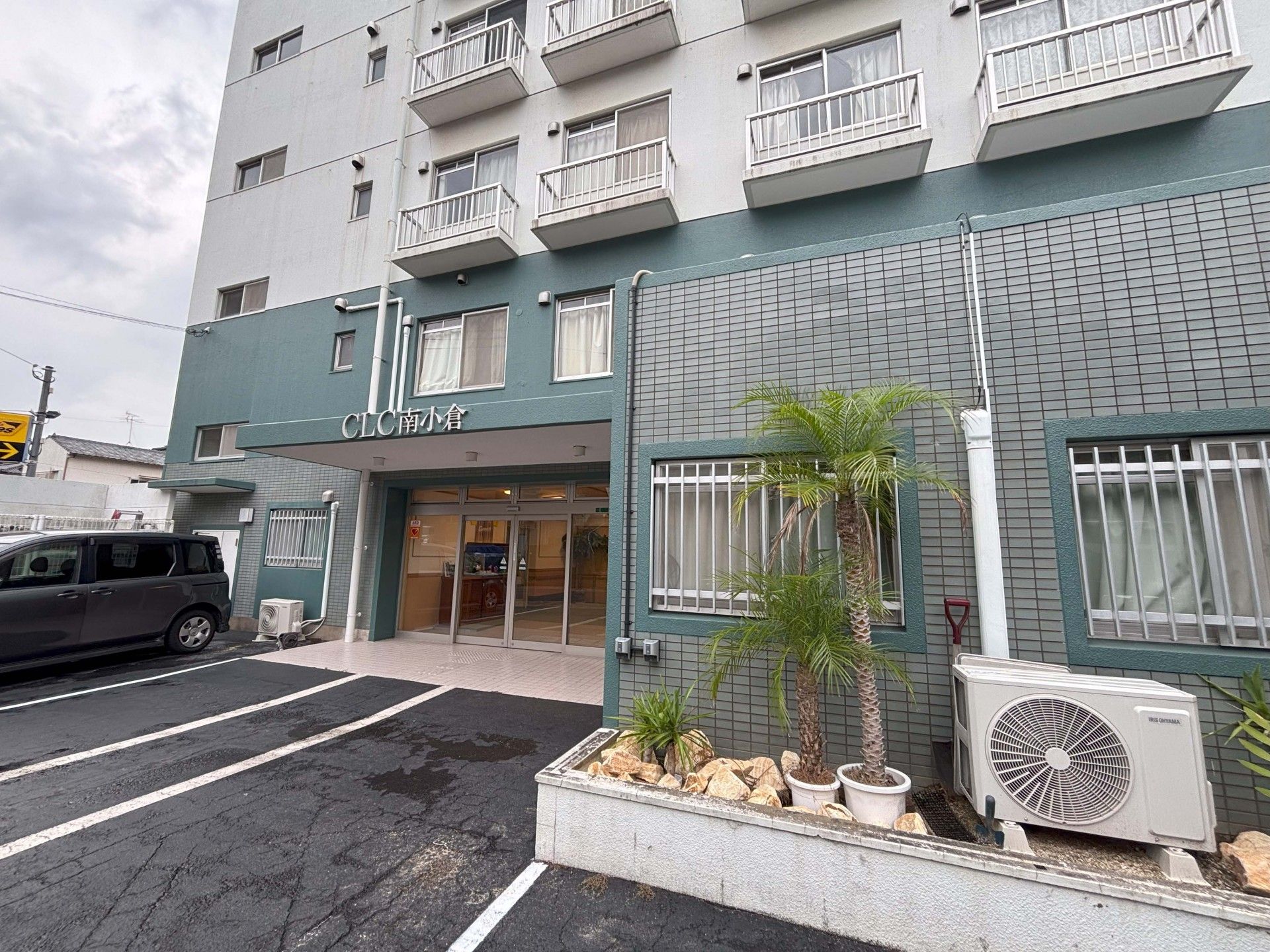 エントランス前の駐車場