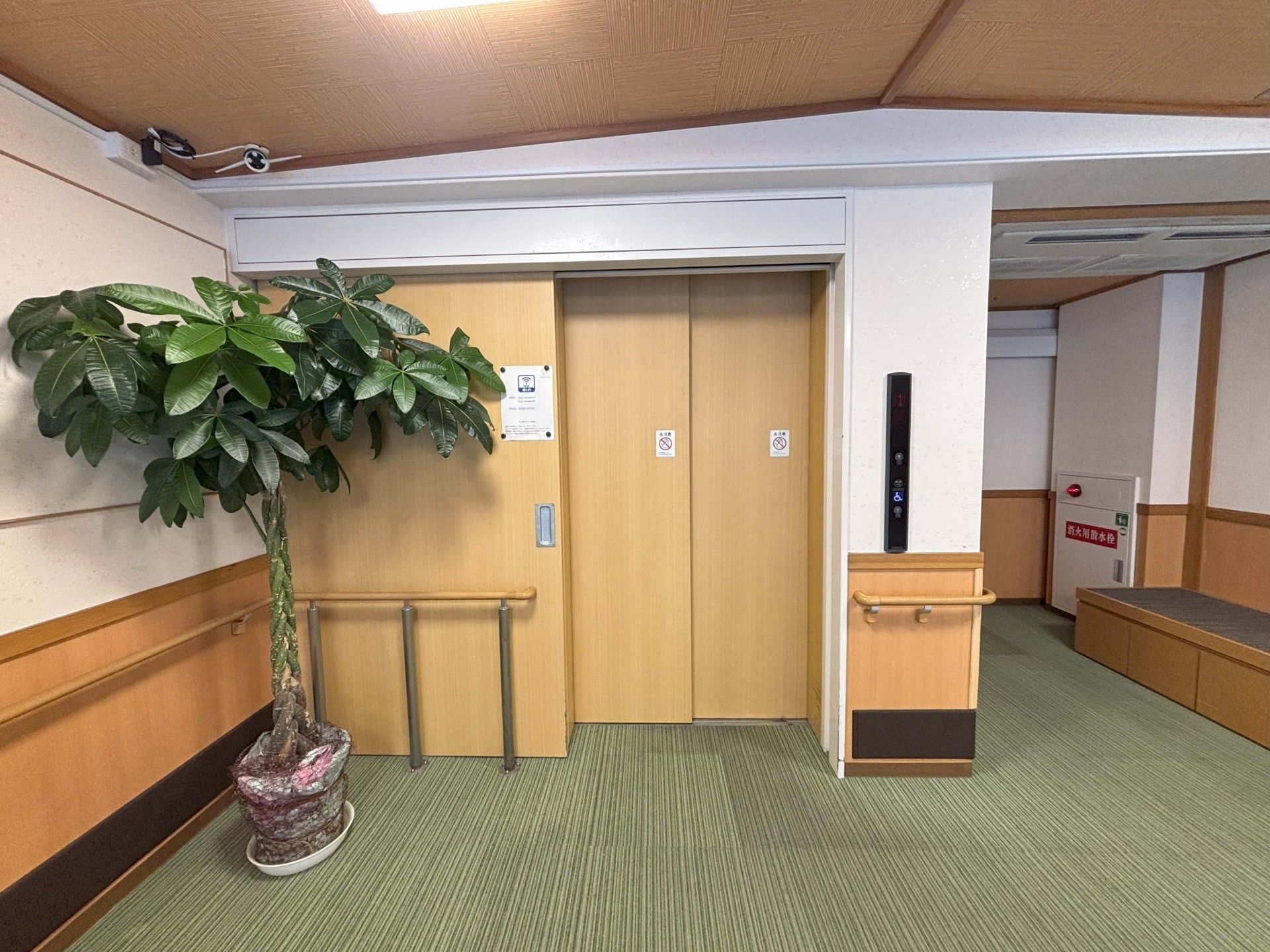 エレベーター前の廊下