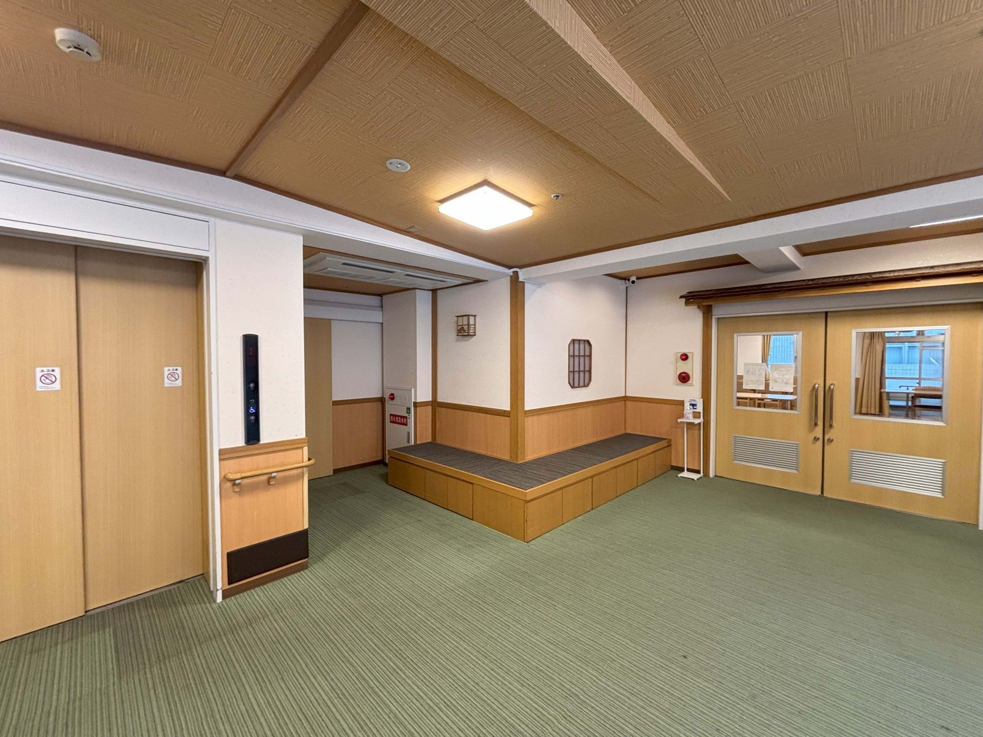 エレベーター前の広い廊下