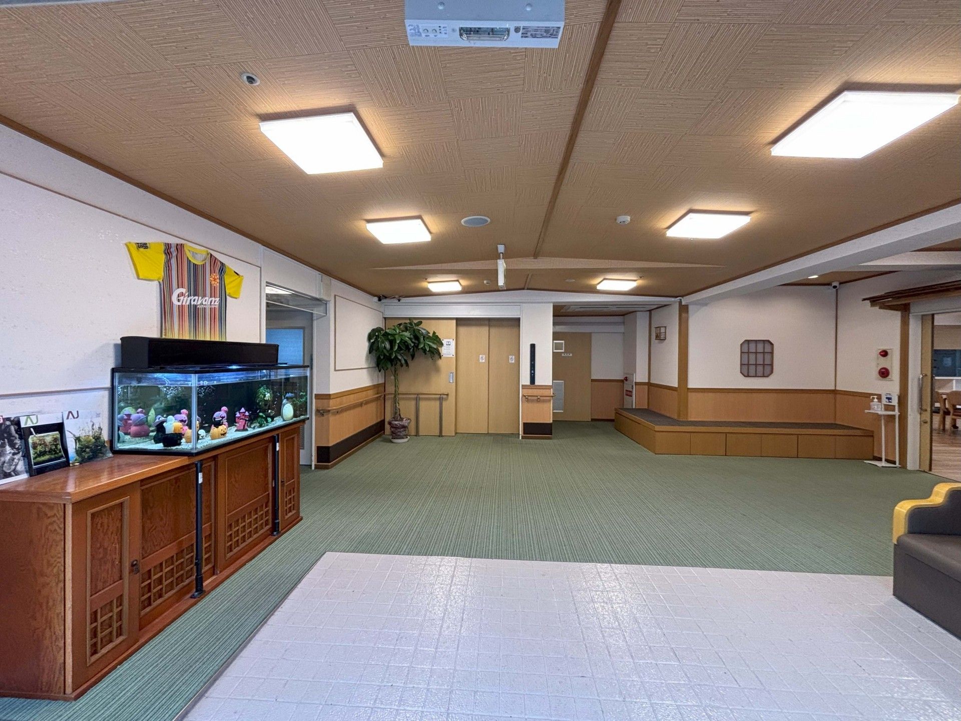 水槽のある広いエントランス