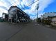 周囲の住宅街と建物の外観