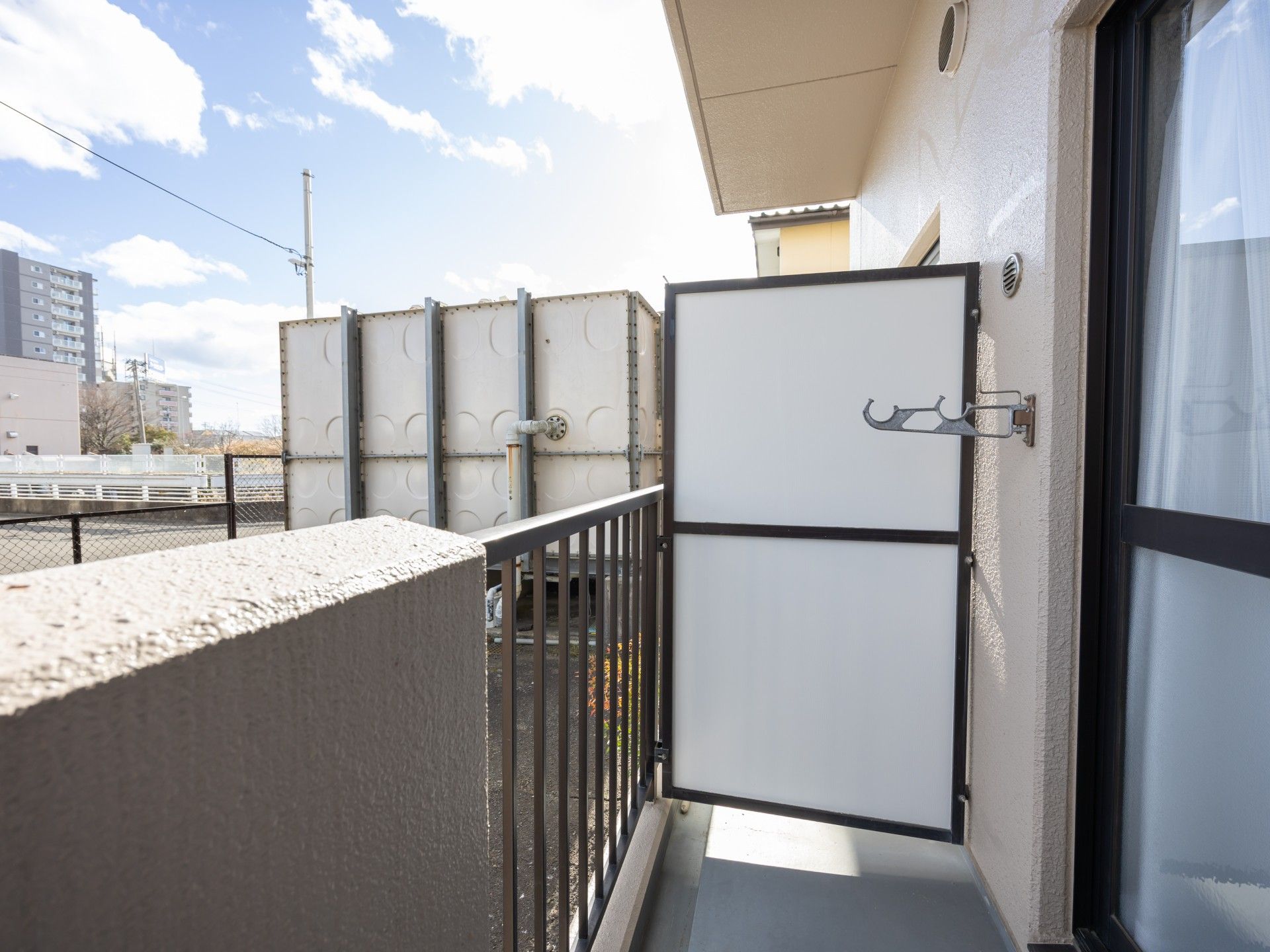 日差しが差し込むバルコニー