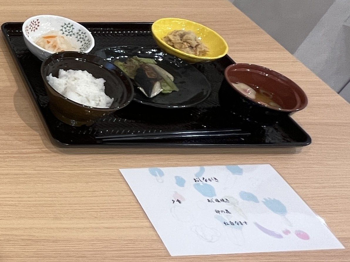 彩り豊かな食事の様子