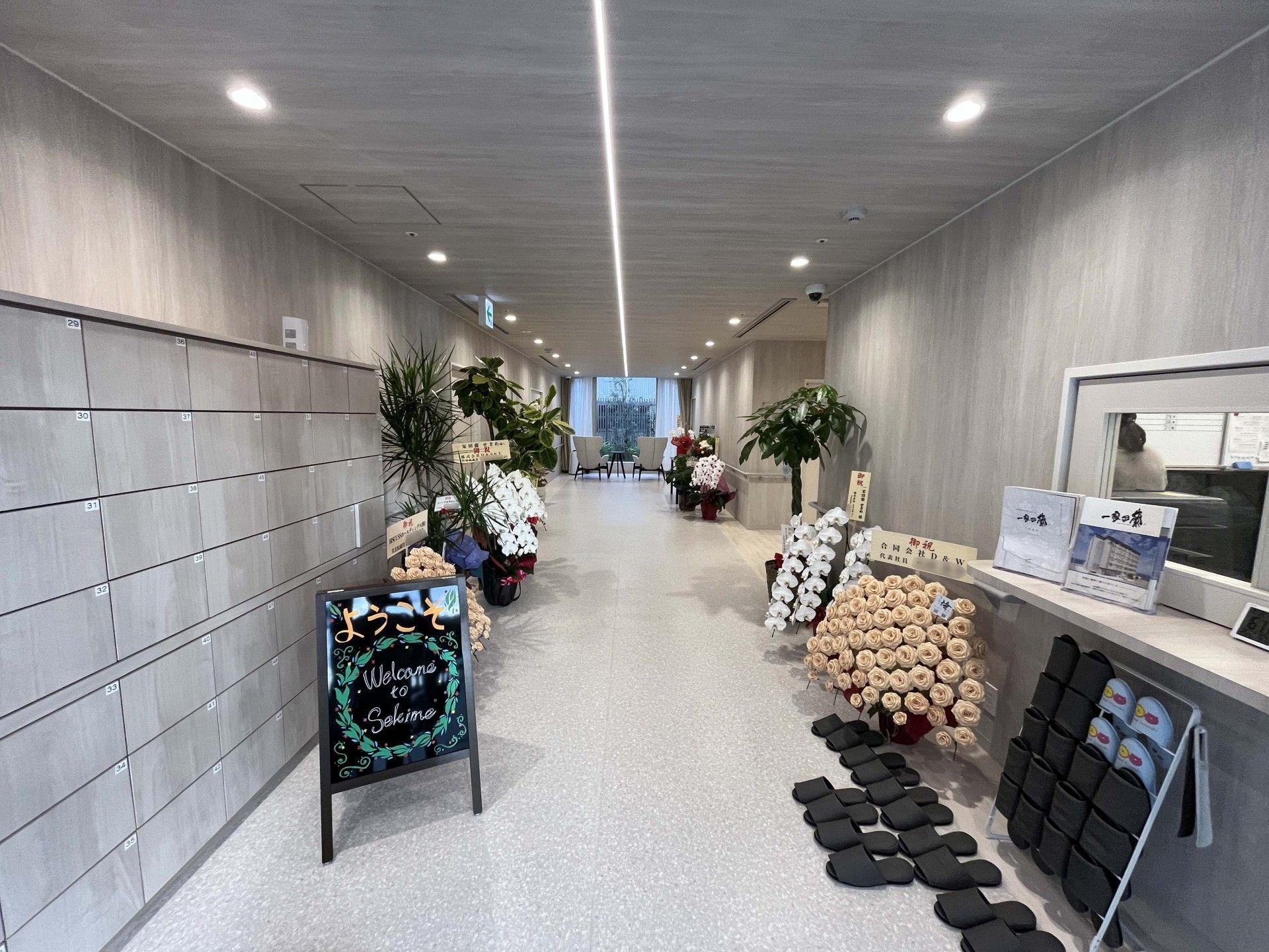 明るい廊下の風景