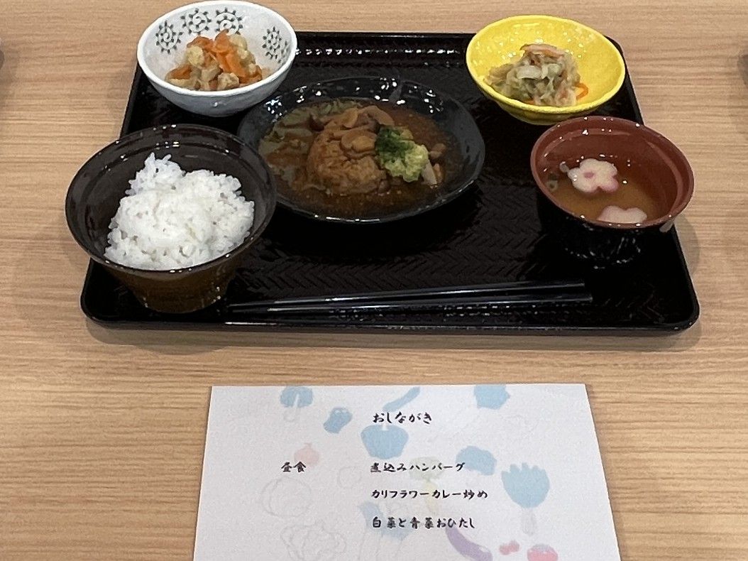 彩り豊かな食事の膳