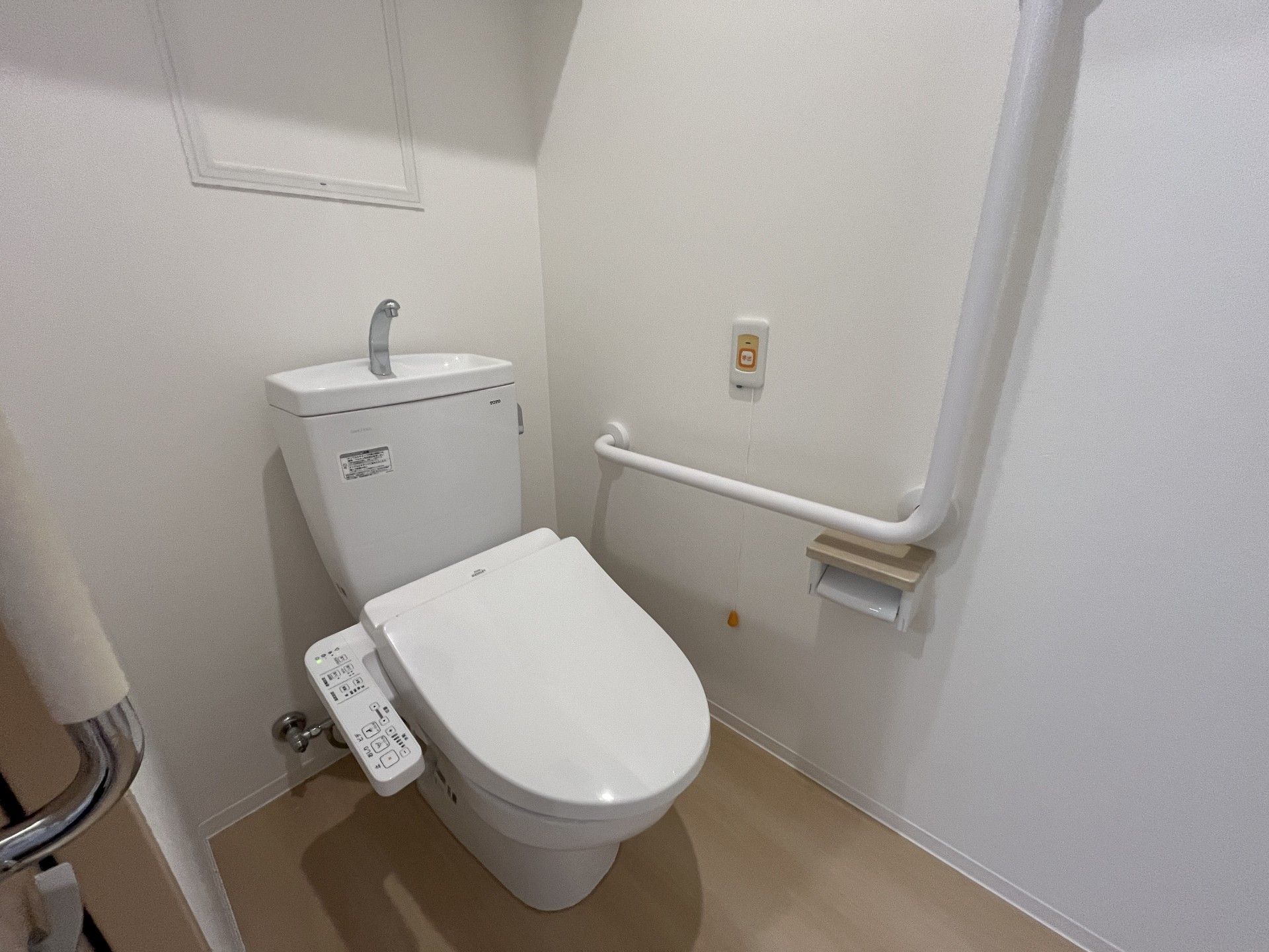 手すり付きの安全なトイレ