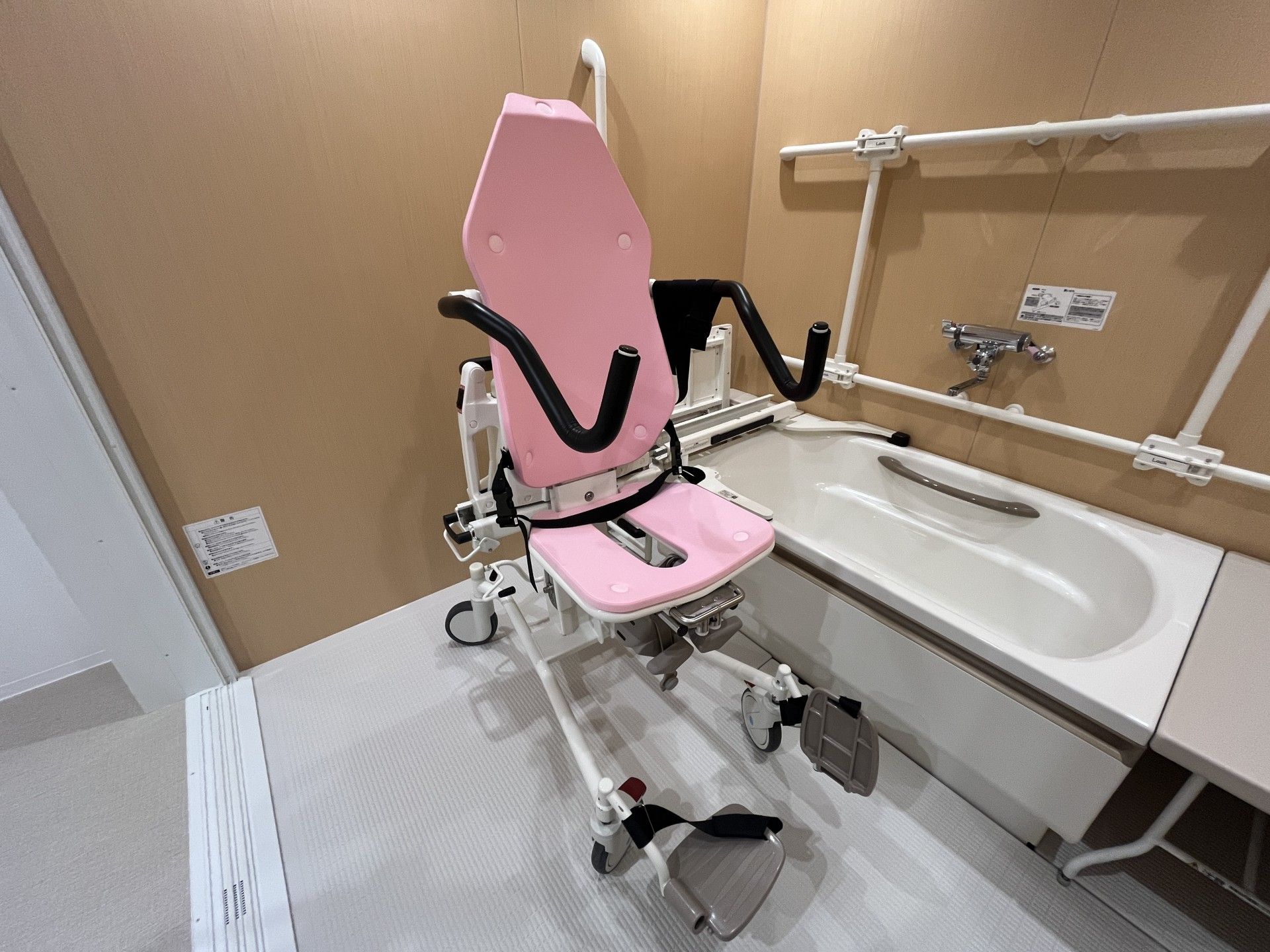 入浴用の椅子と浴槽