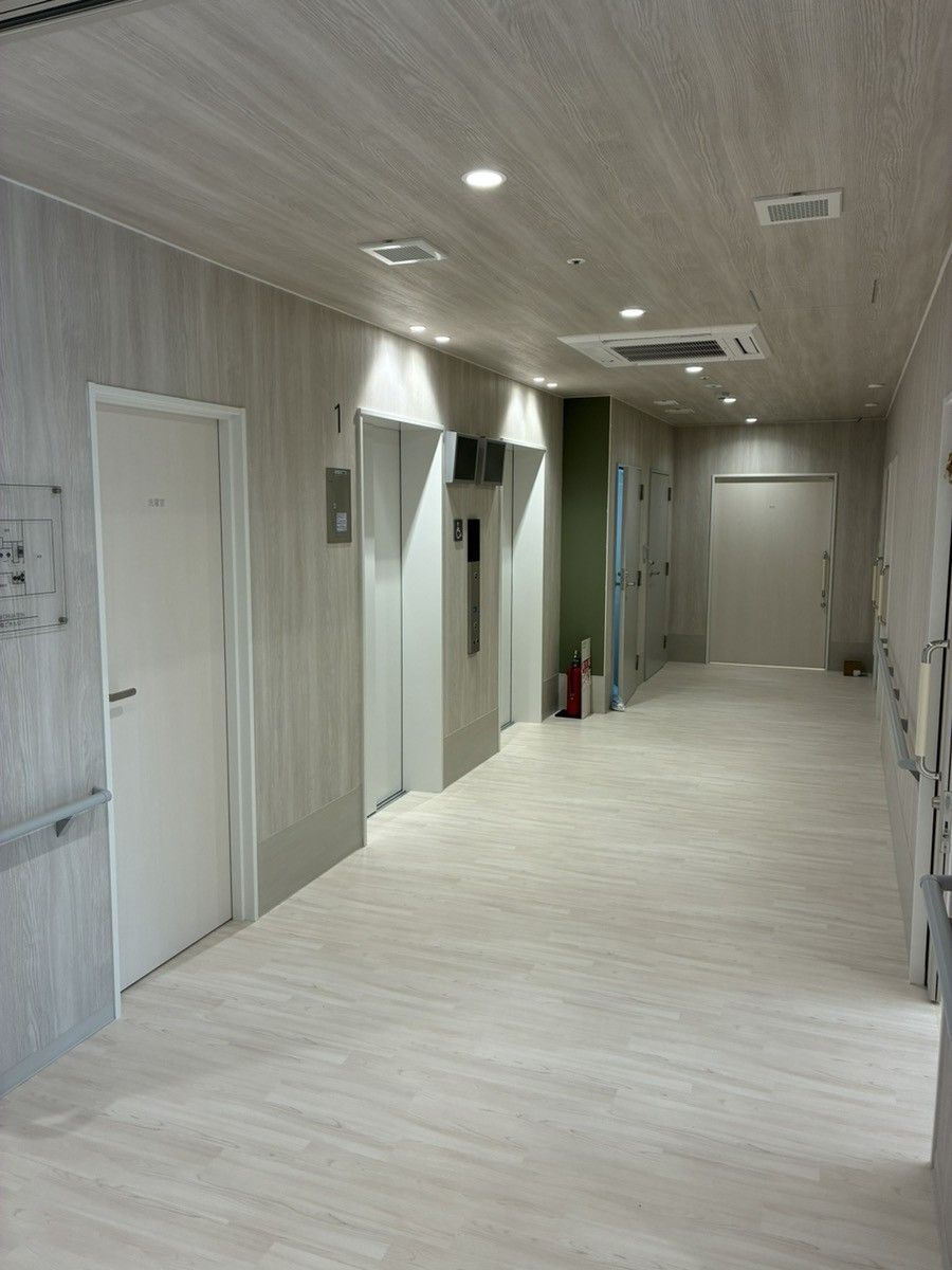 明るい廊下とエレベーター