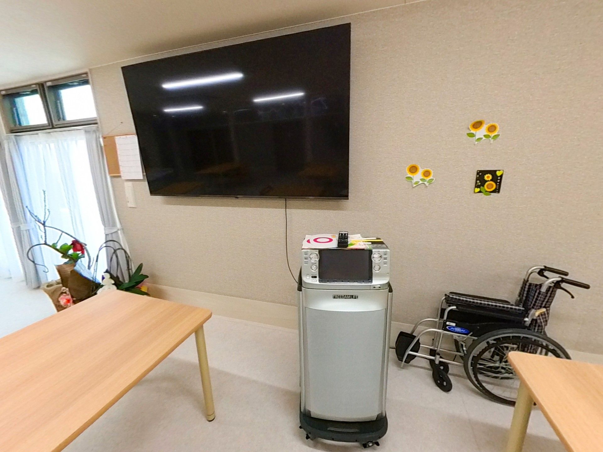 テレビと車椅子のある部屋