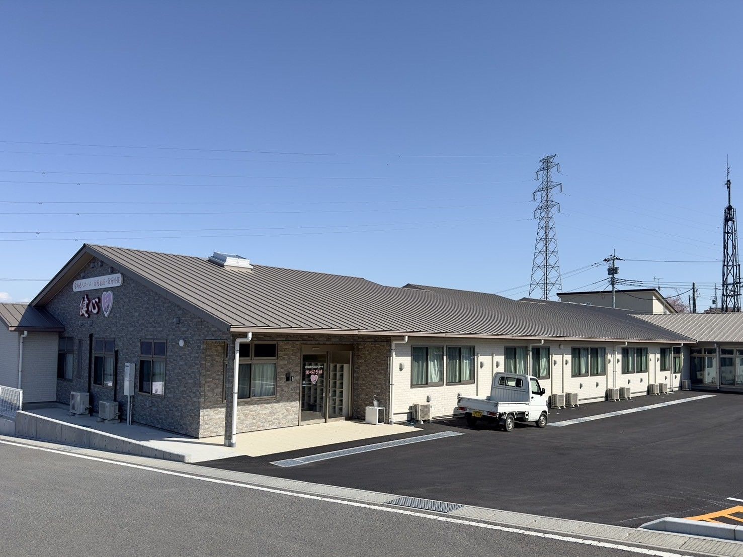 広い駐車場の建物外観