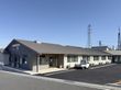 広い駐車場の建物外観