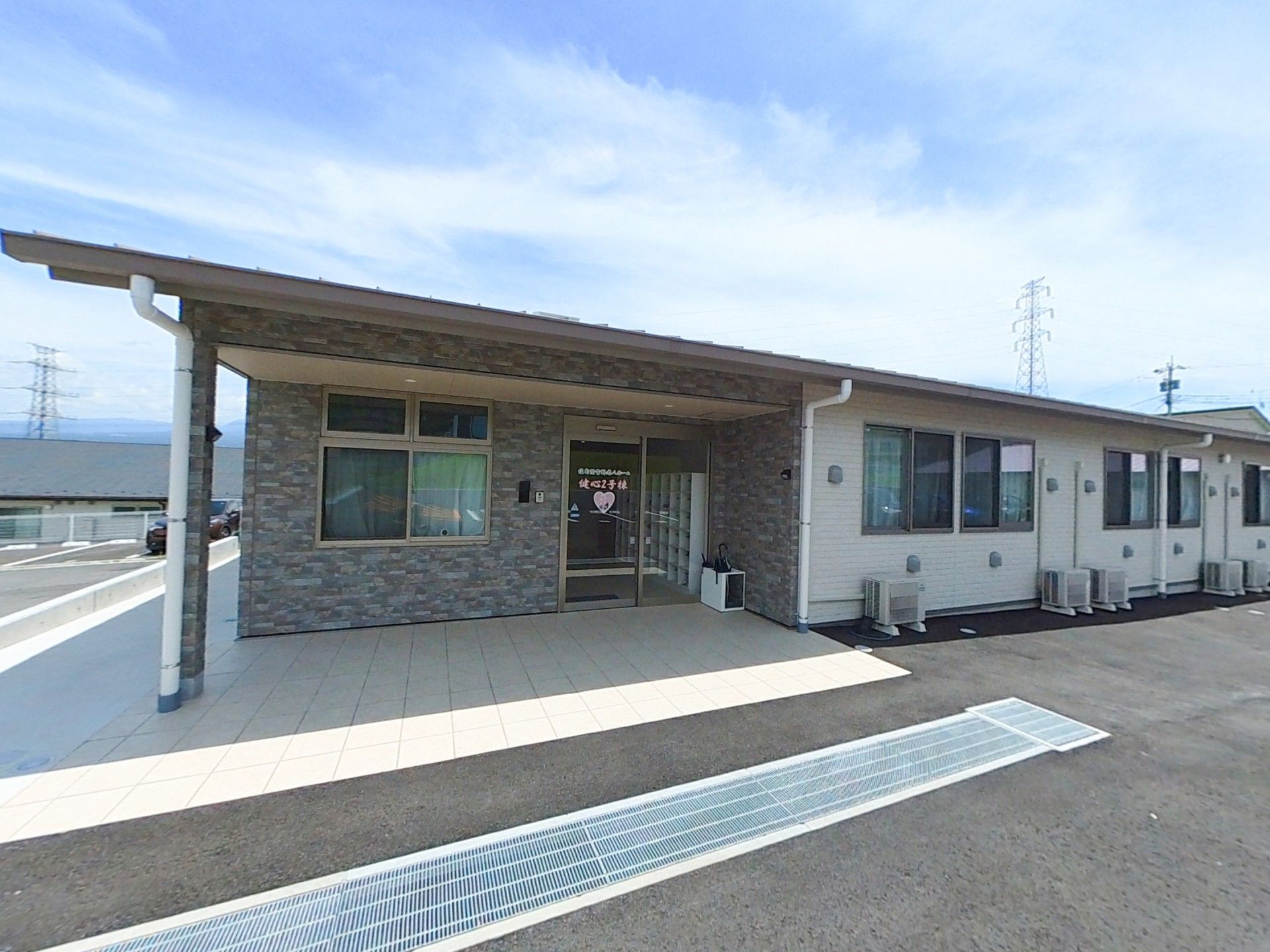 広い玄関の建物外観