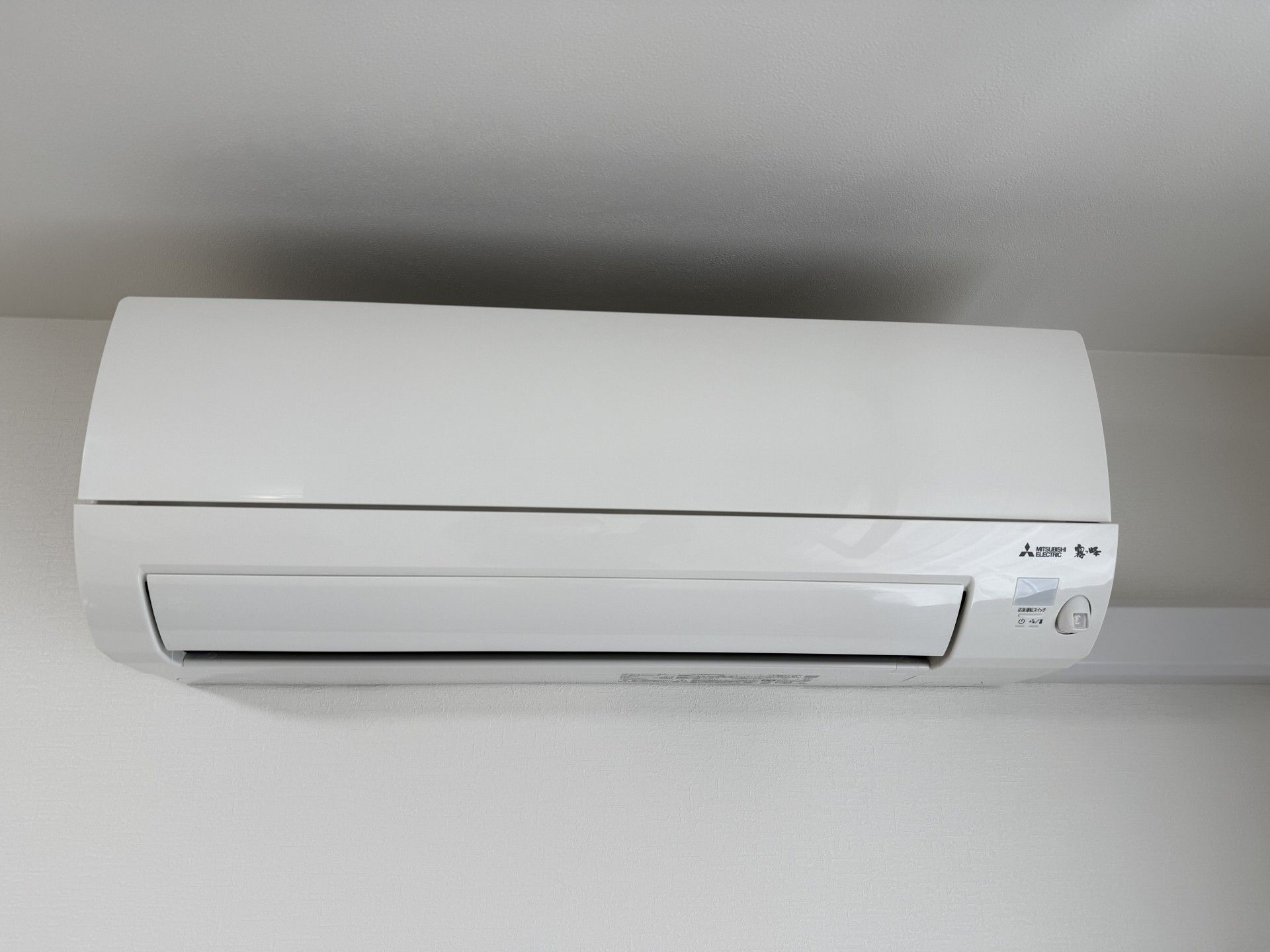 壁に設置された空調設備