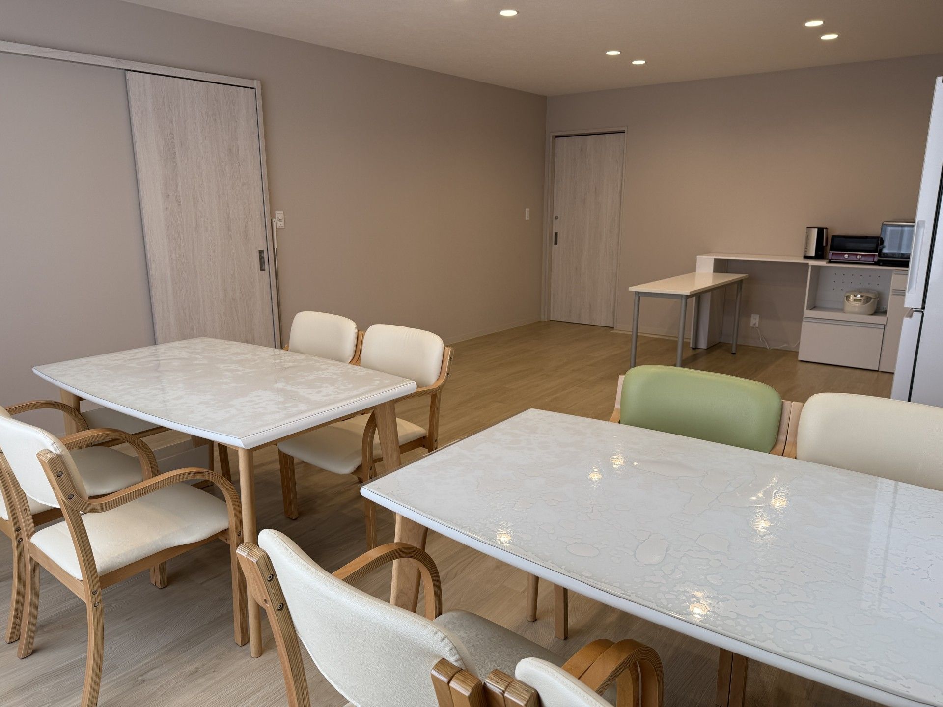 明るい食事スペース