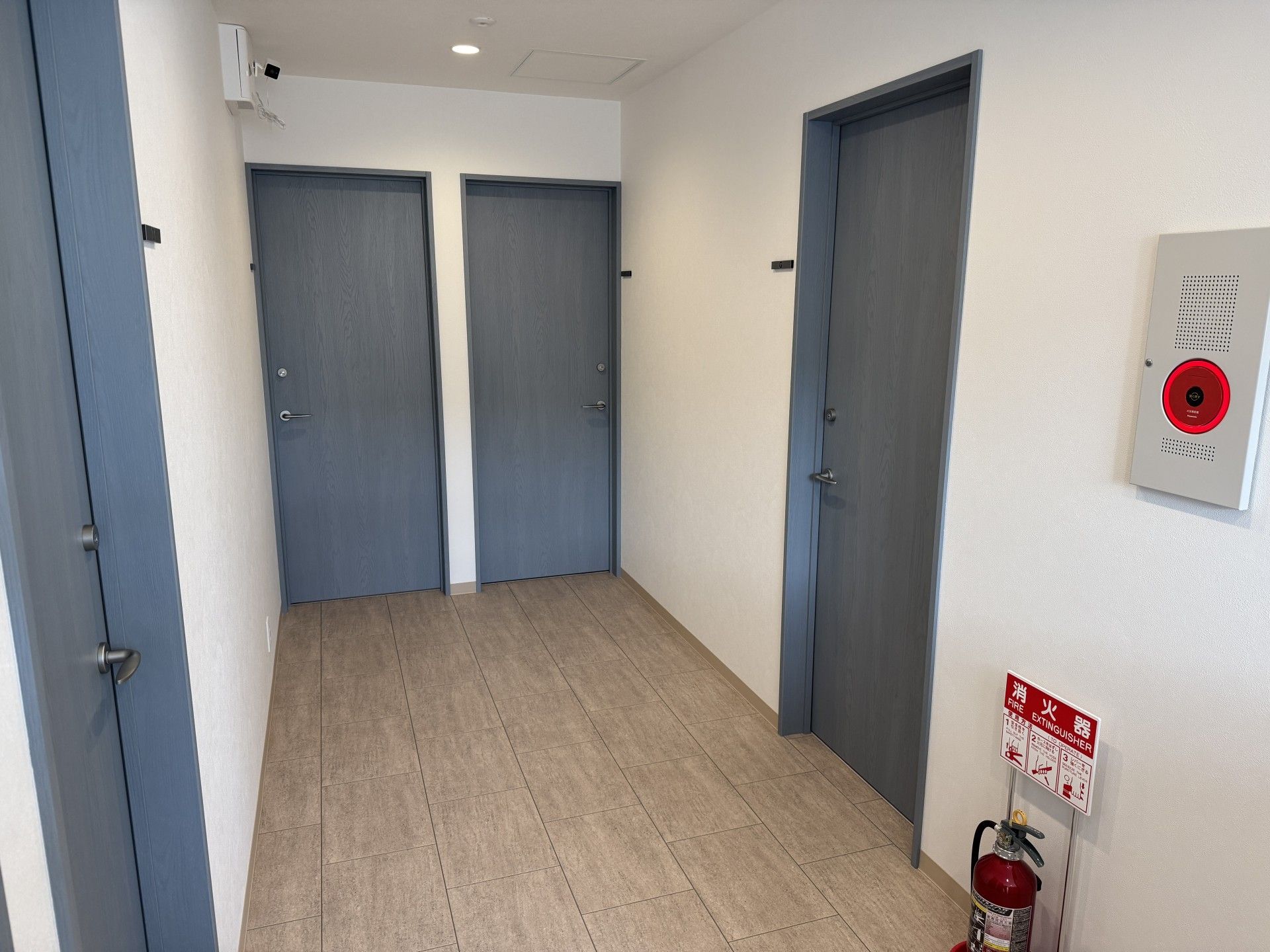 落ち着いた色合いの廊下