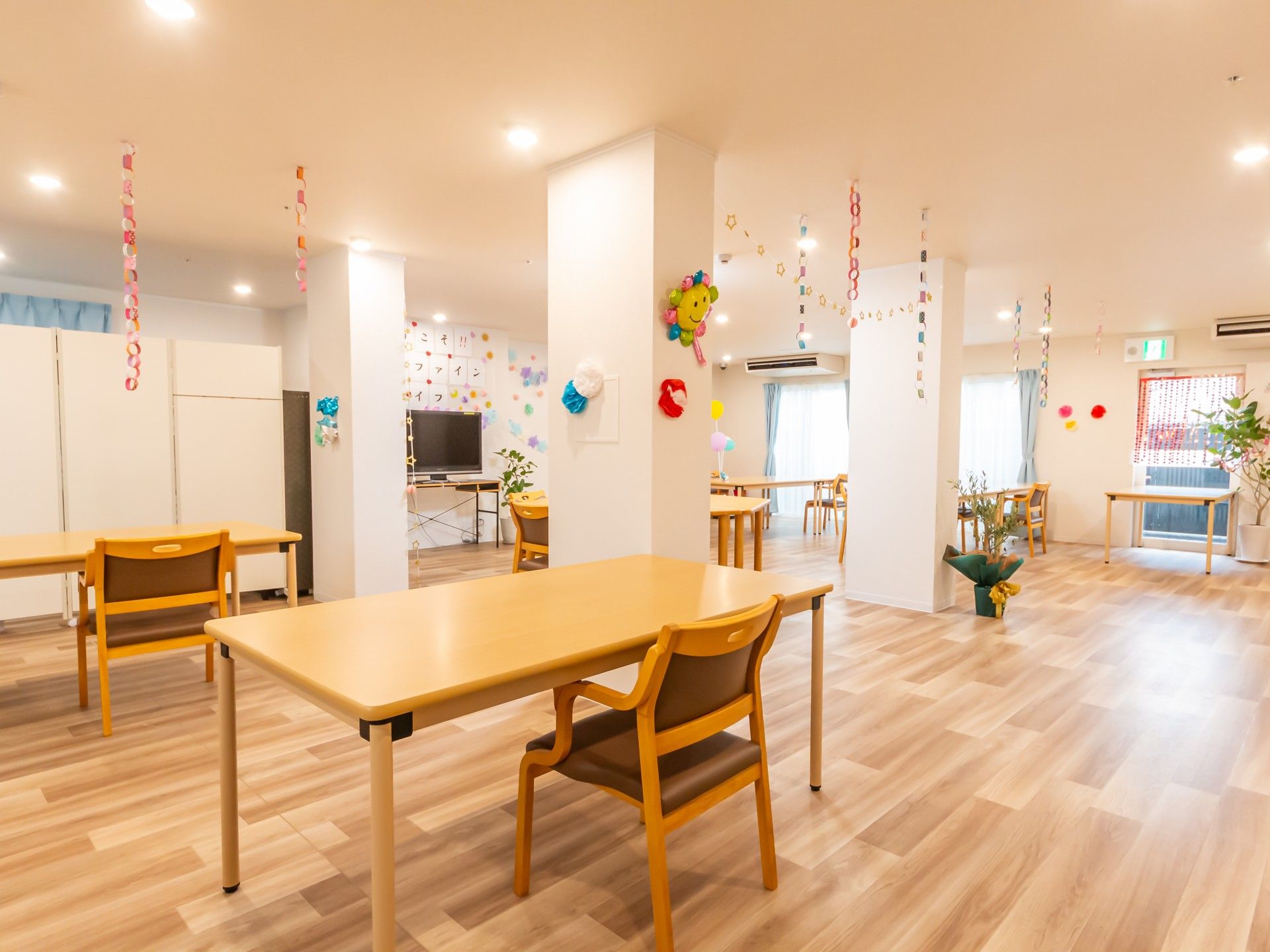 飾り付けが施された広間