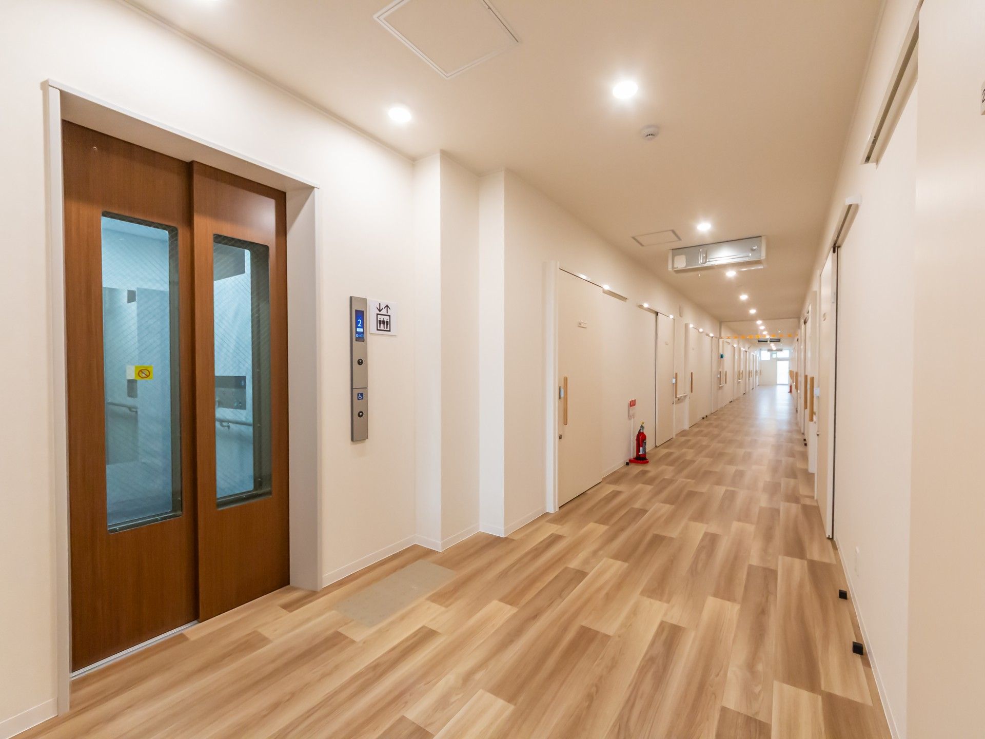 明るい廊下とエレベーター