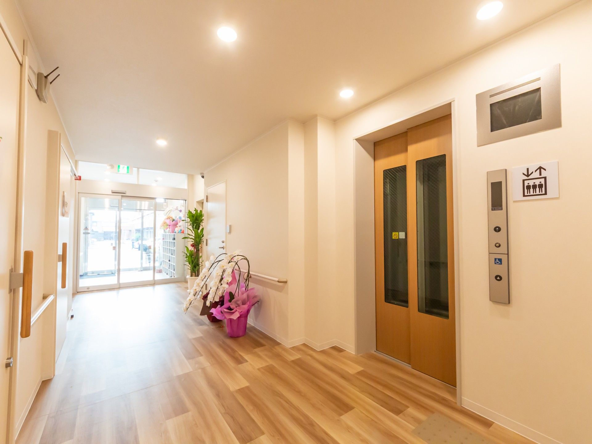 明るい廊下とエレベーター