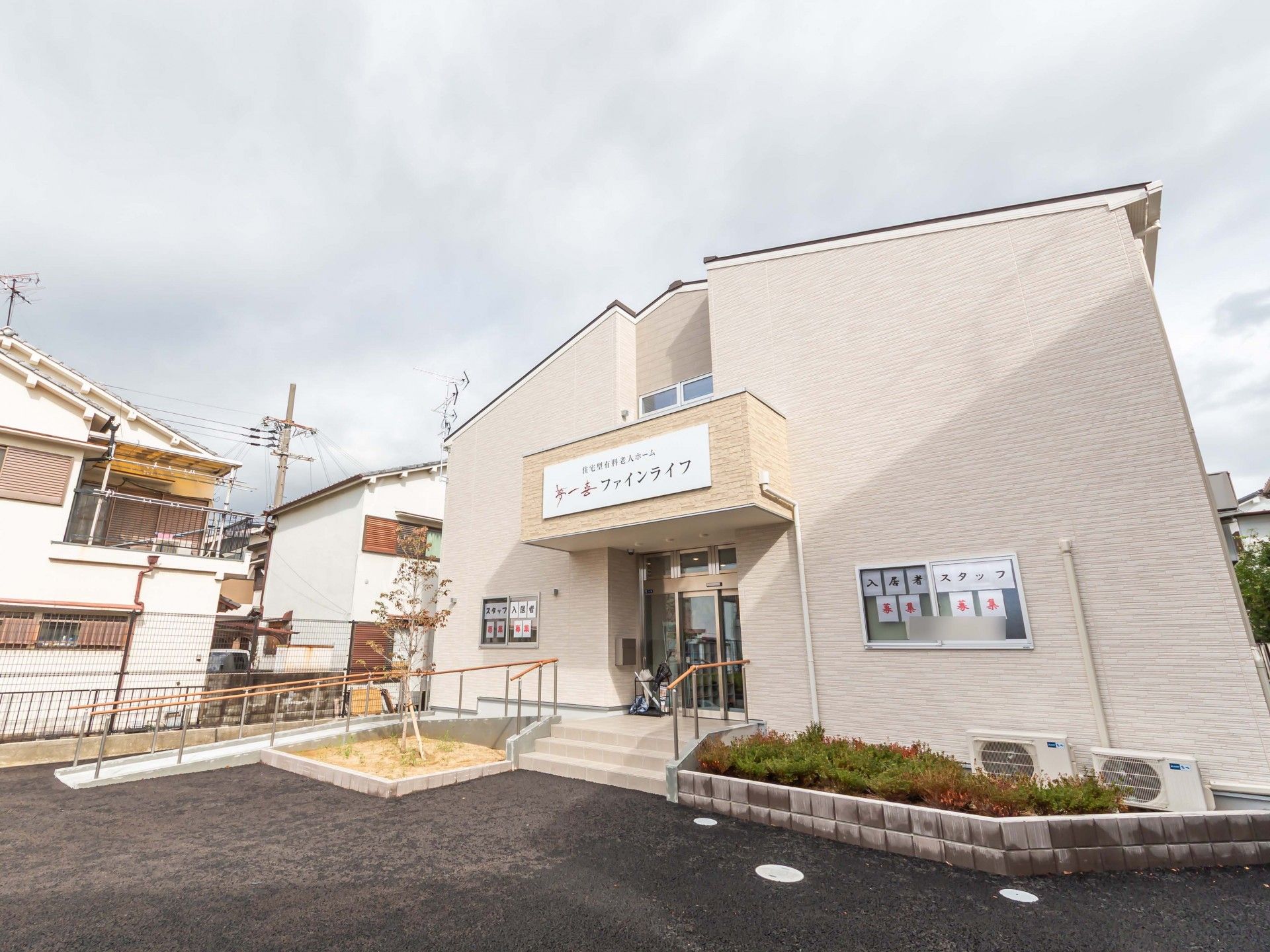 建物の正面玄関