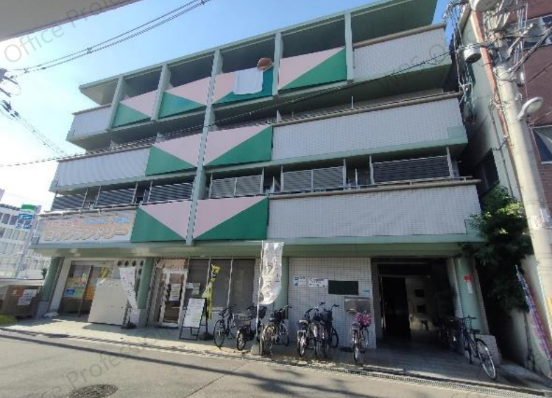 自転車が並ぶ建物の外観