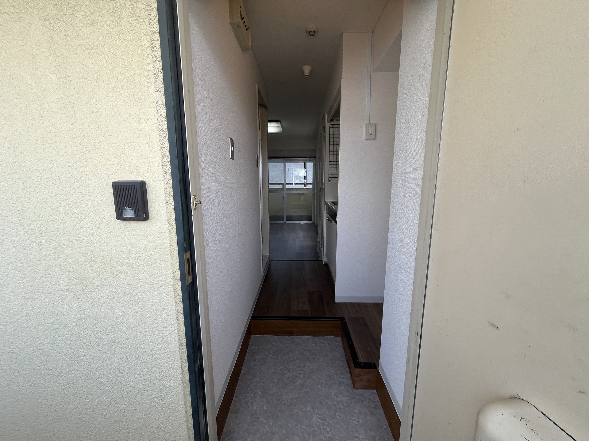 玄関からの廊下