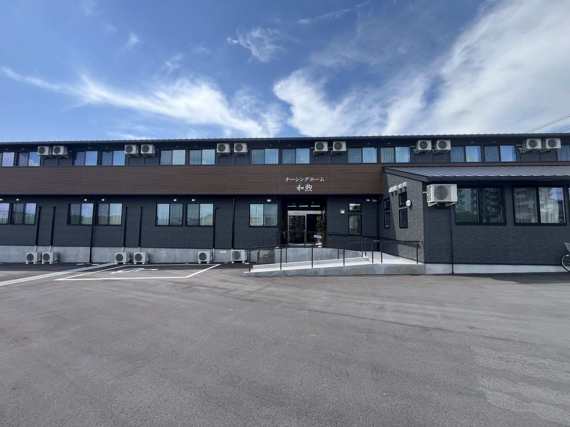 広い駐車場のある建物