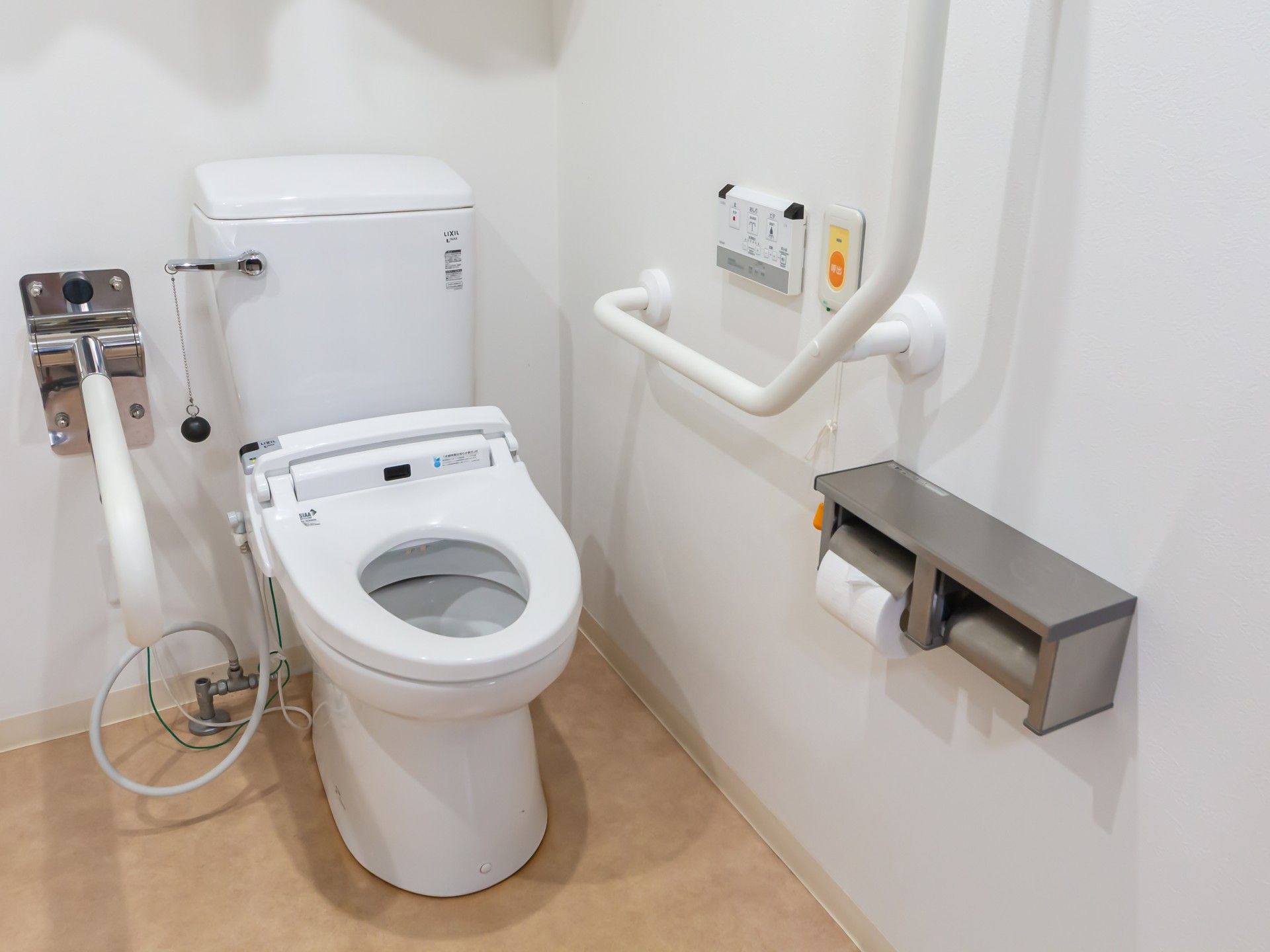 手すり付きのトイレ