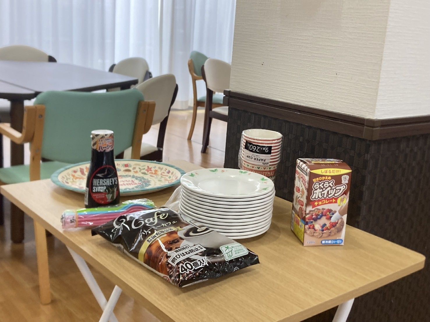 お菓子と食器のテーブル