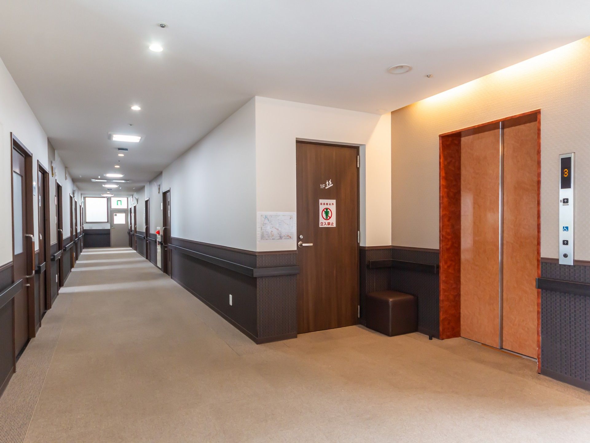 明るい廊下とエレベーター
