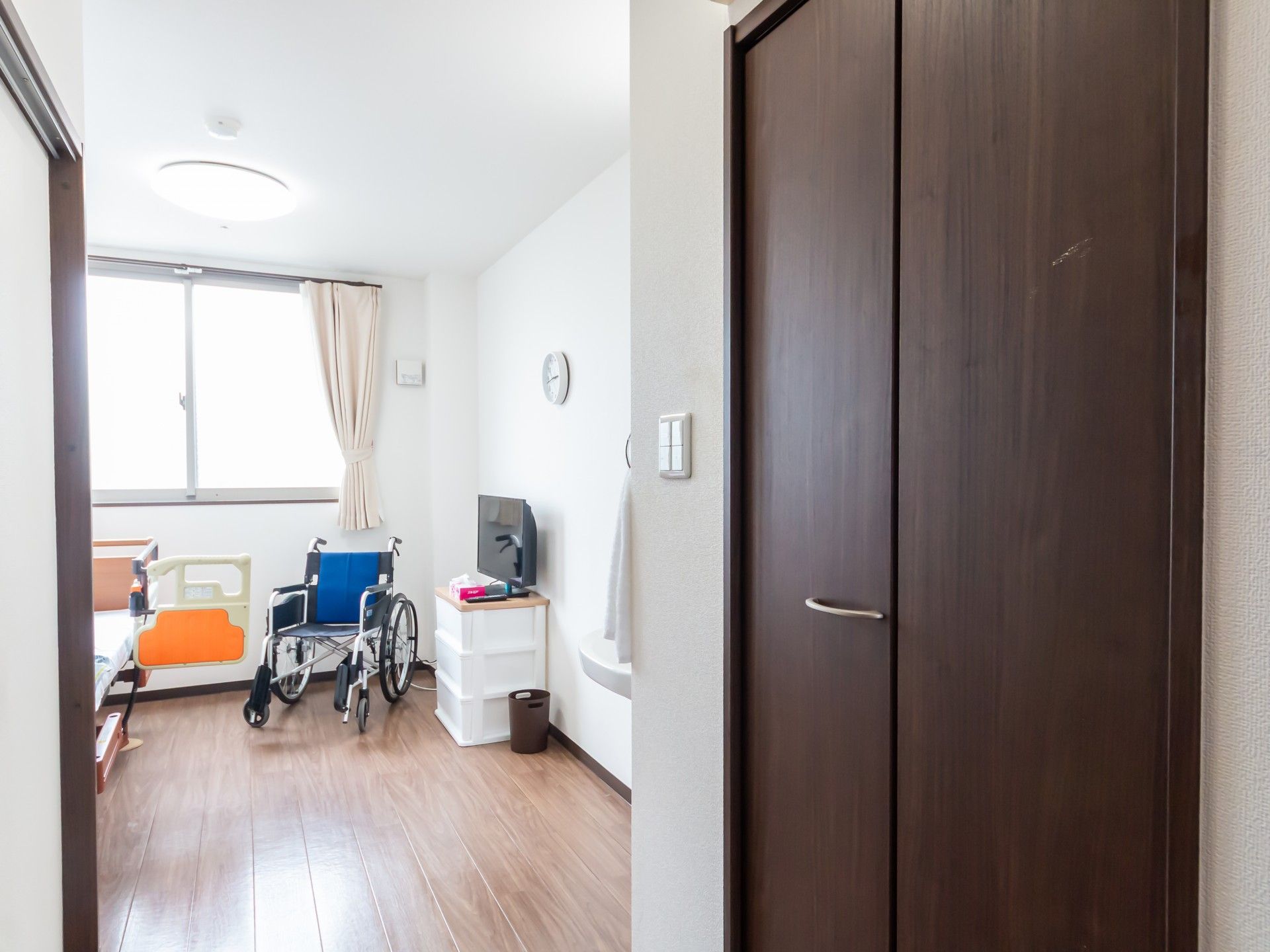 車椅子とベッドのある部屋