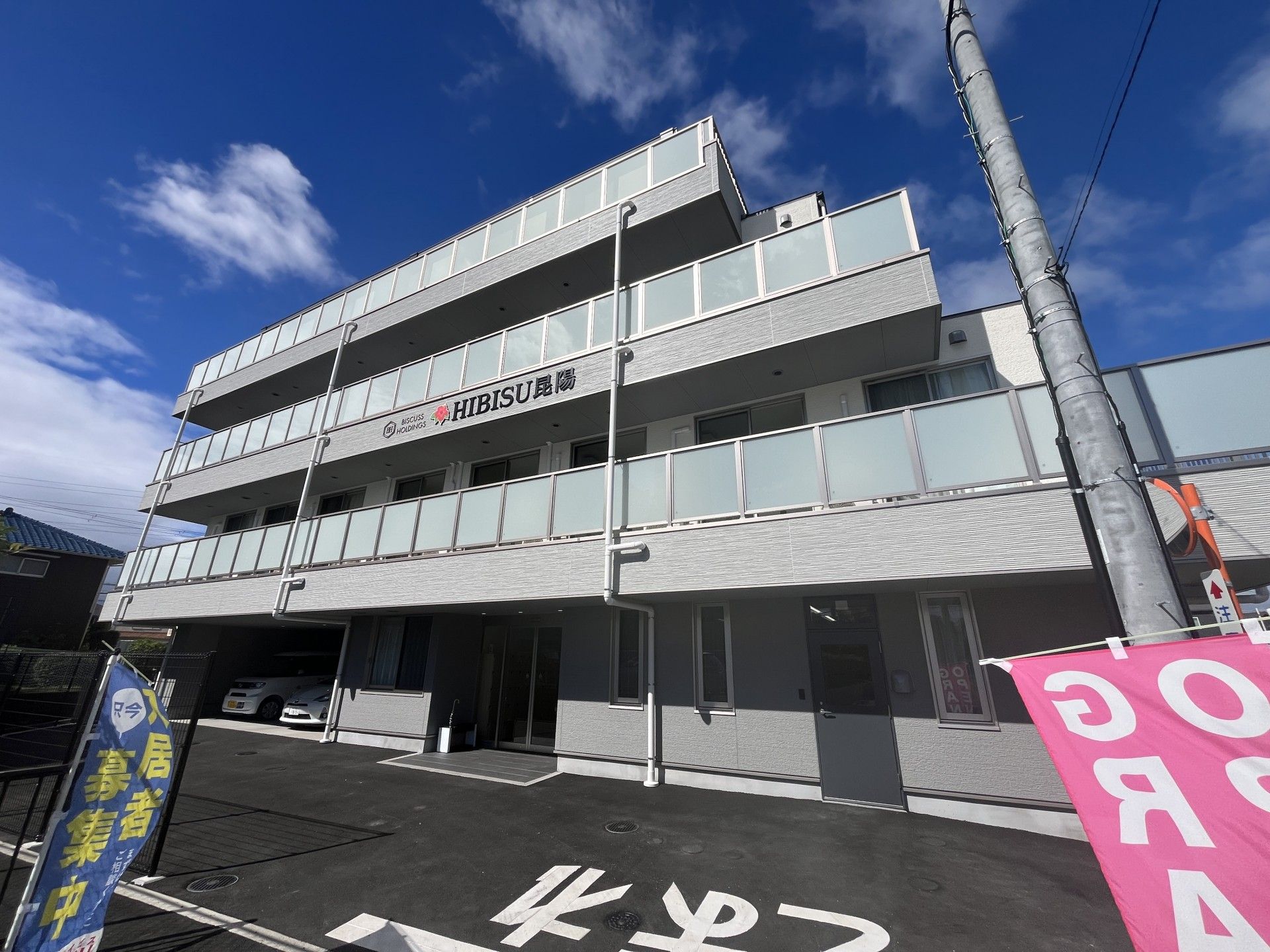 青空の下の建物外観