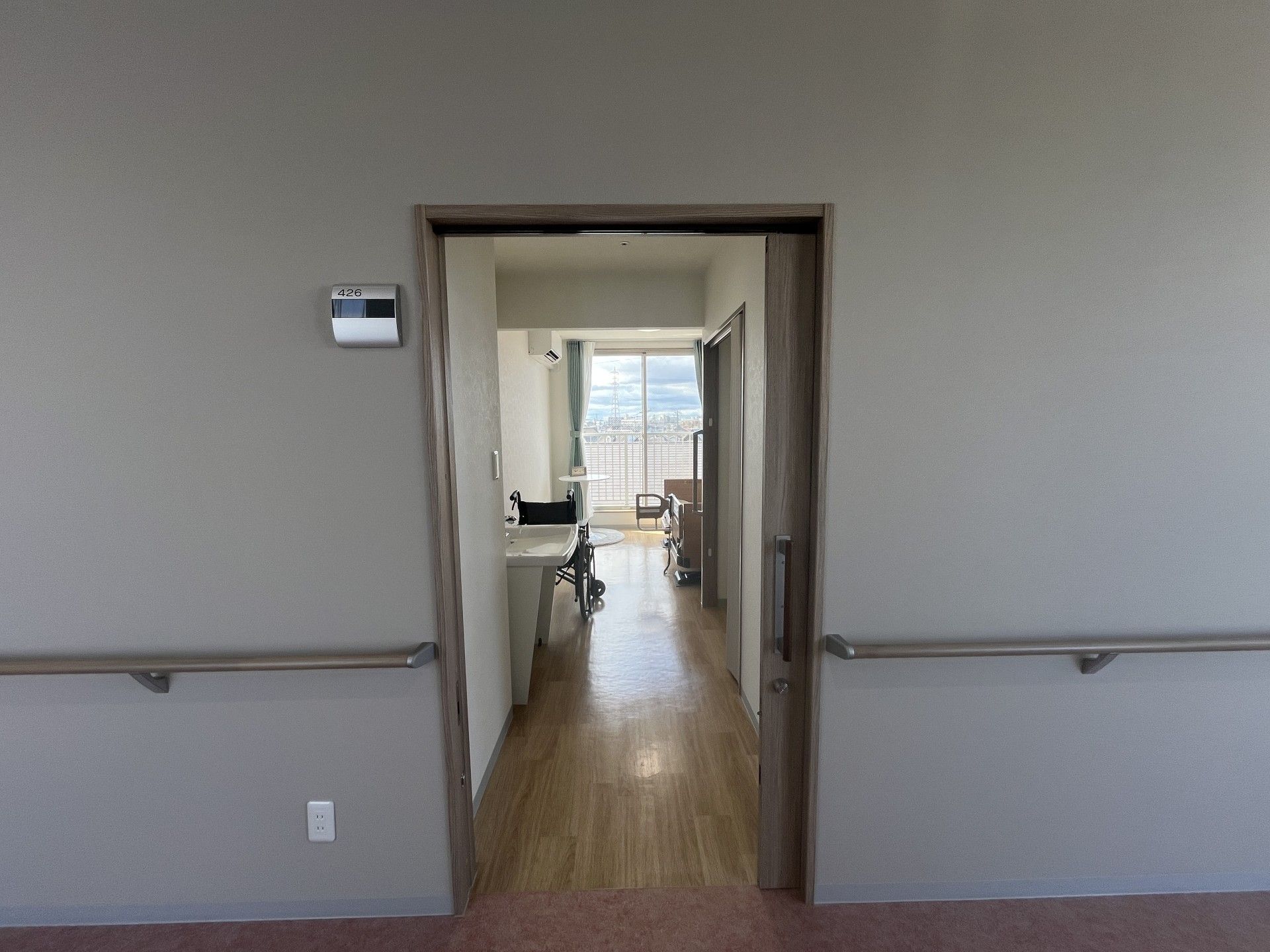 明るい個室の入口