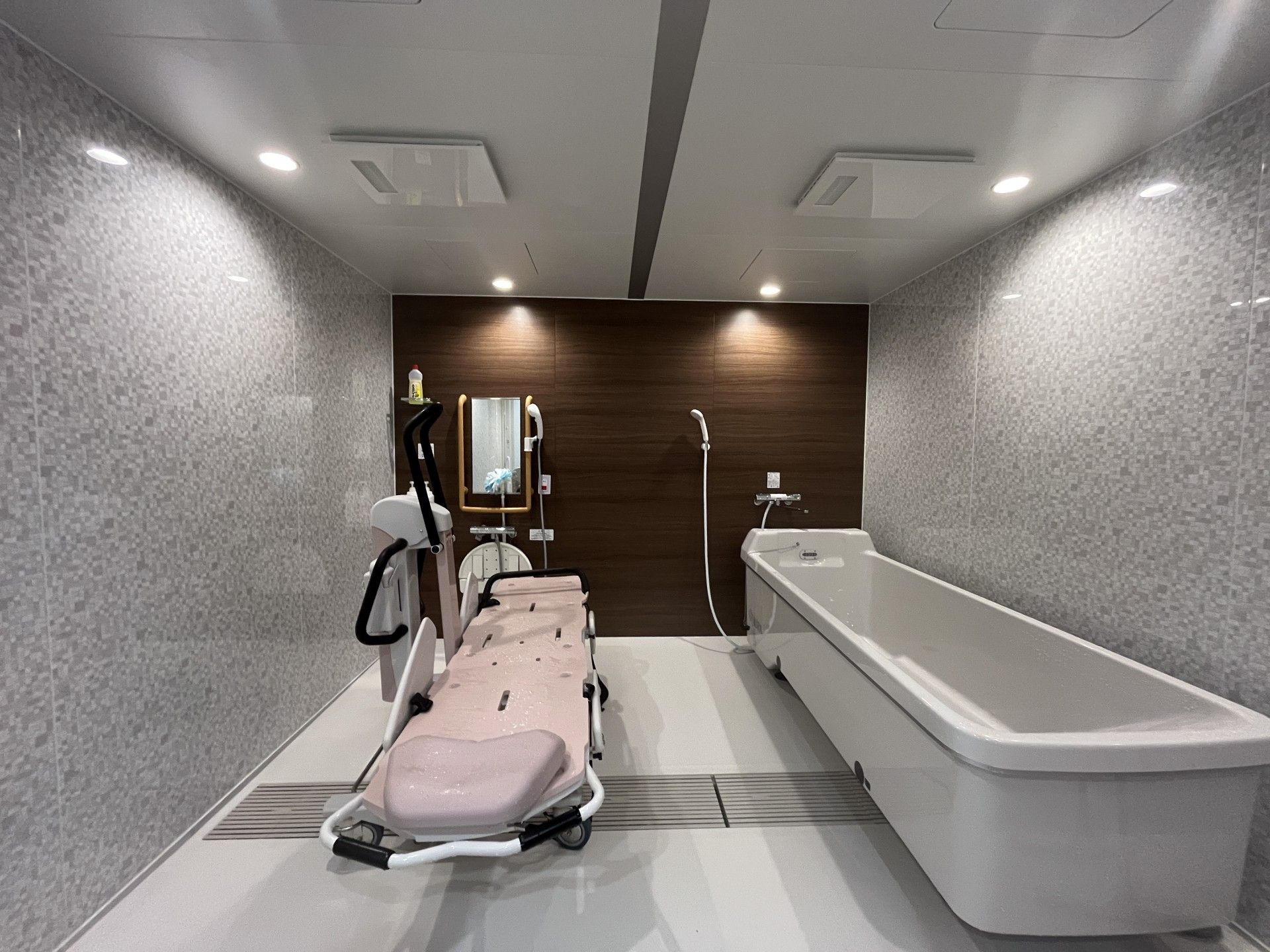 広々とした浴室