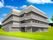 緑に囲まれた建物外観