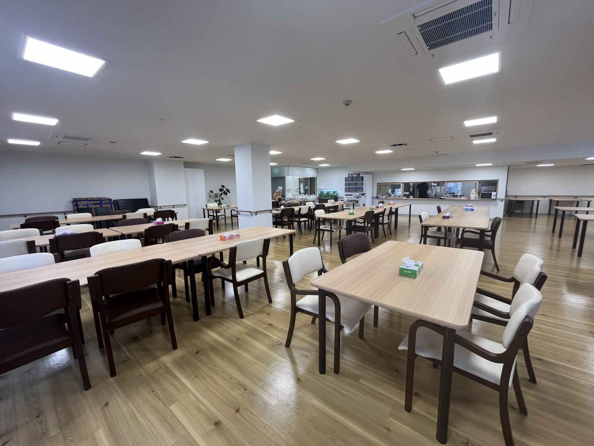 広々とした食事スペース