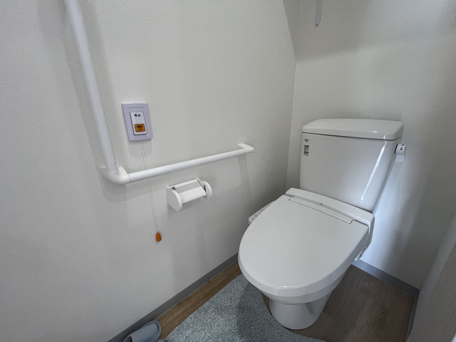 手すり付きのトイレ
