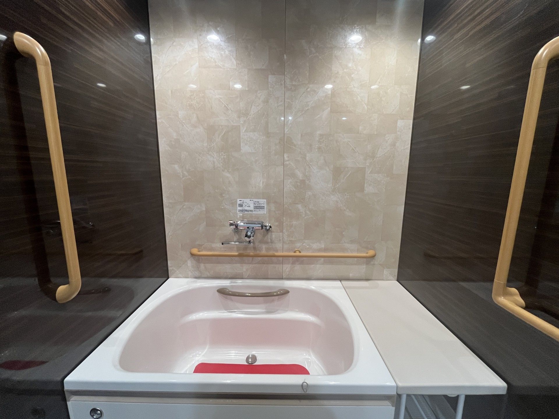 手すり付きの浴槽