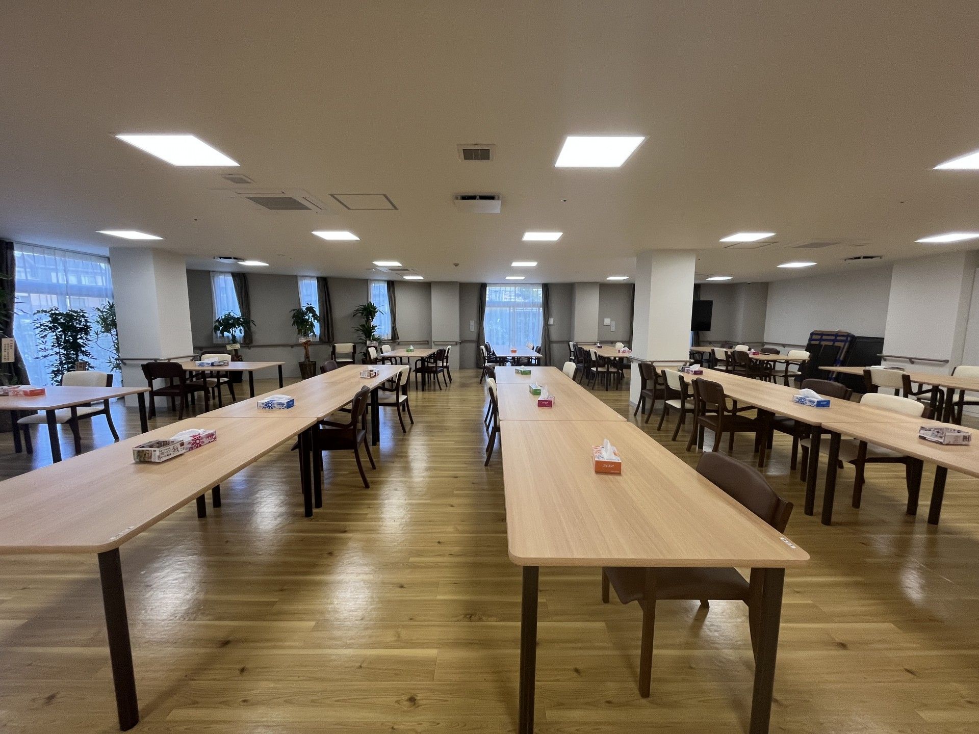 広々とした食事スペース