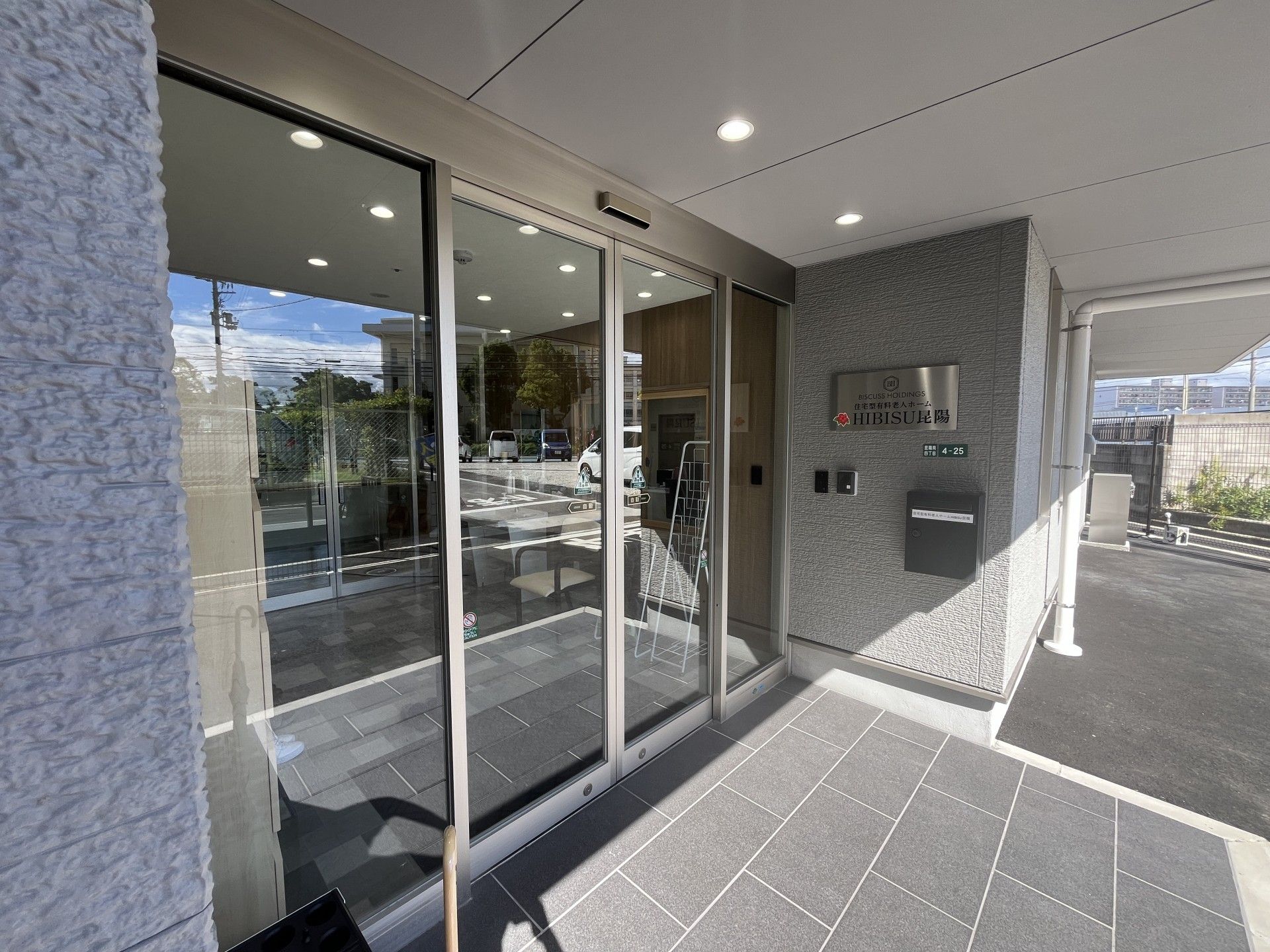 ガラス扉のエントランス