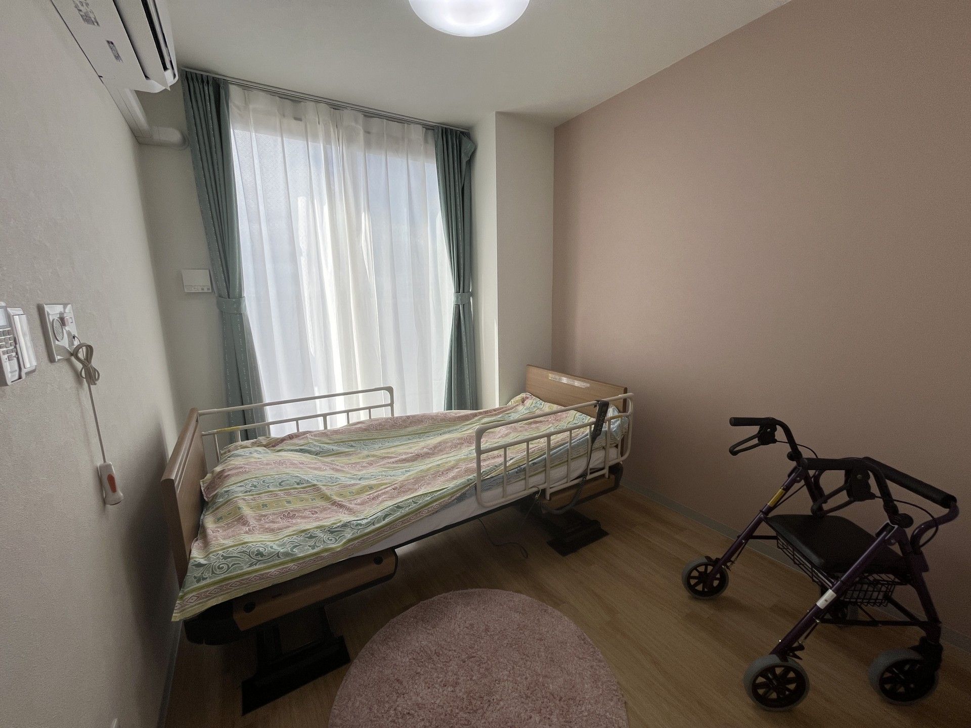 明るい個室のベッド