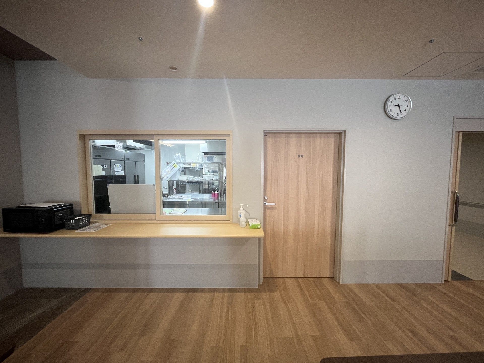 受付と厨房の窓口