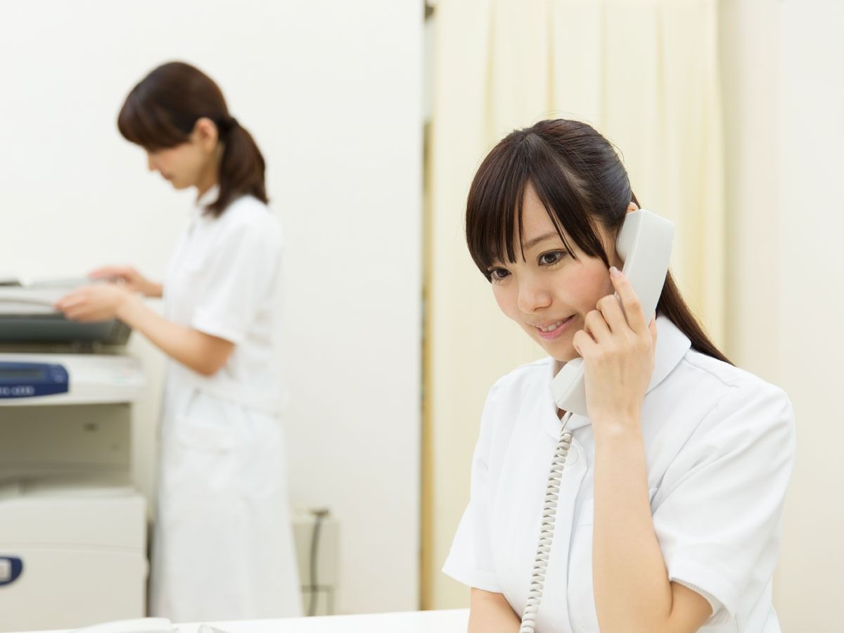 電話対応するスタッフ